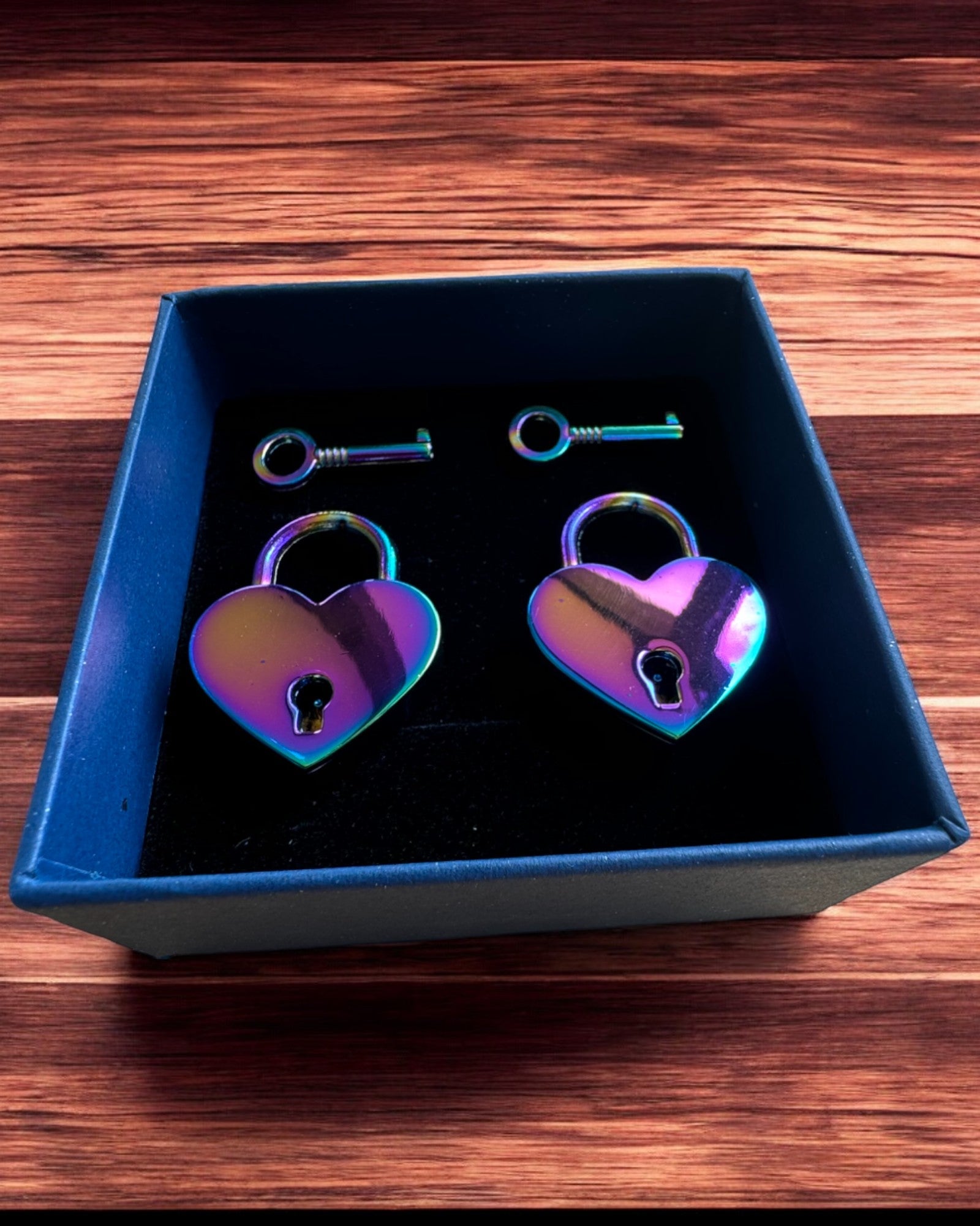 Milostné mini zámky Srdce DeLuxe, sada 2 zámků s klíčky, 6 variant na výběr, možnost personalizace gravírováním jako dárek