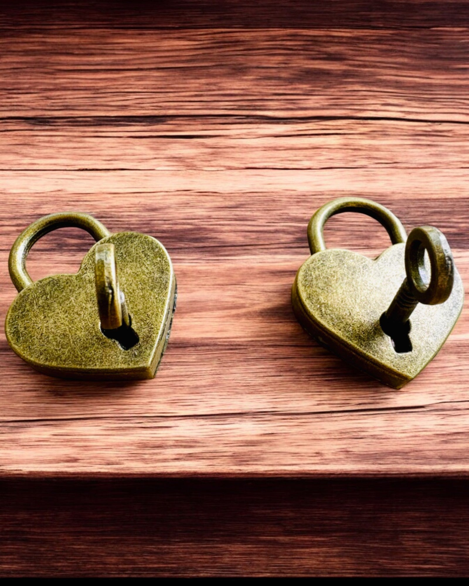 Milostné mini zámky Srdce DeLuxe, sada 2 zámků s klíčky, 6 variant na výběr, možnost personalizace gravírováním jako dárek