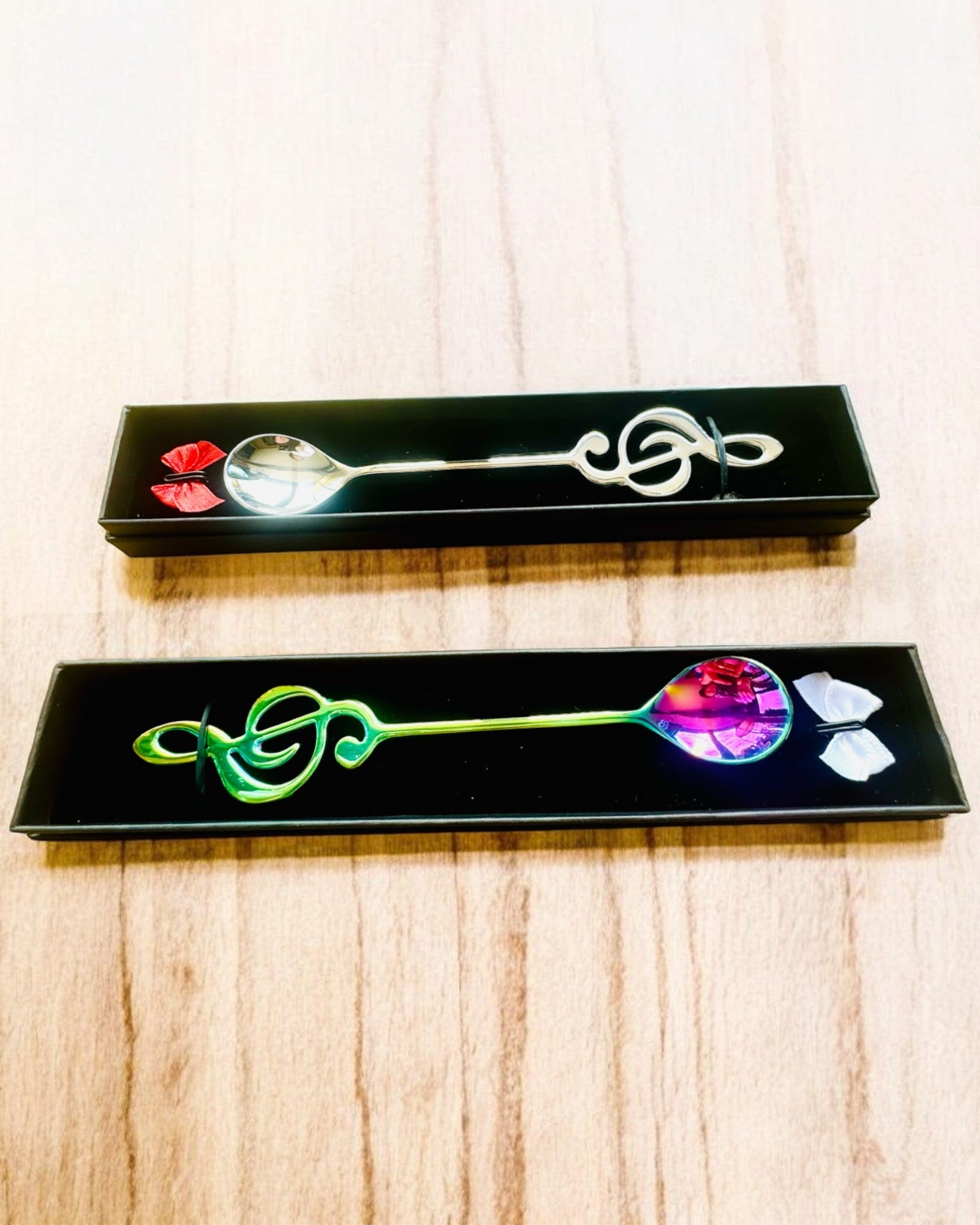 Elegantní lžička s houslovým klíčem – Personalizované jako dárek, 2 barevné varianty na výběr