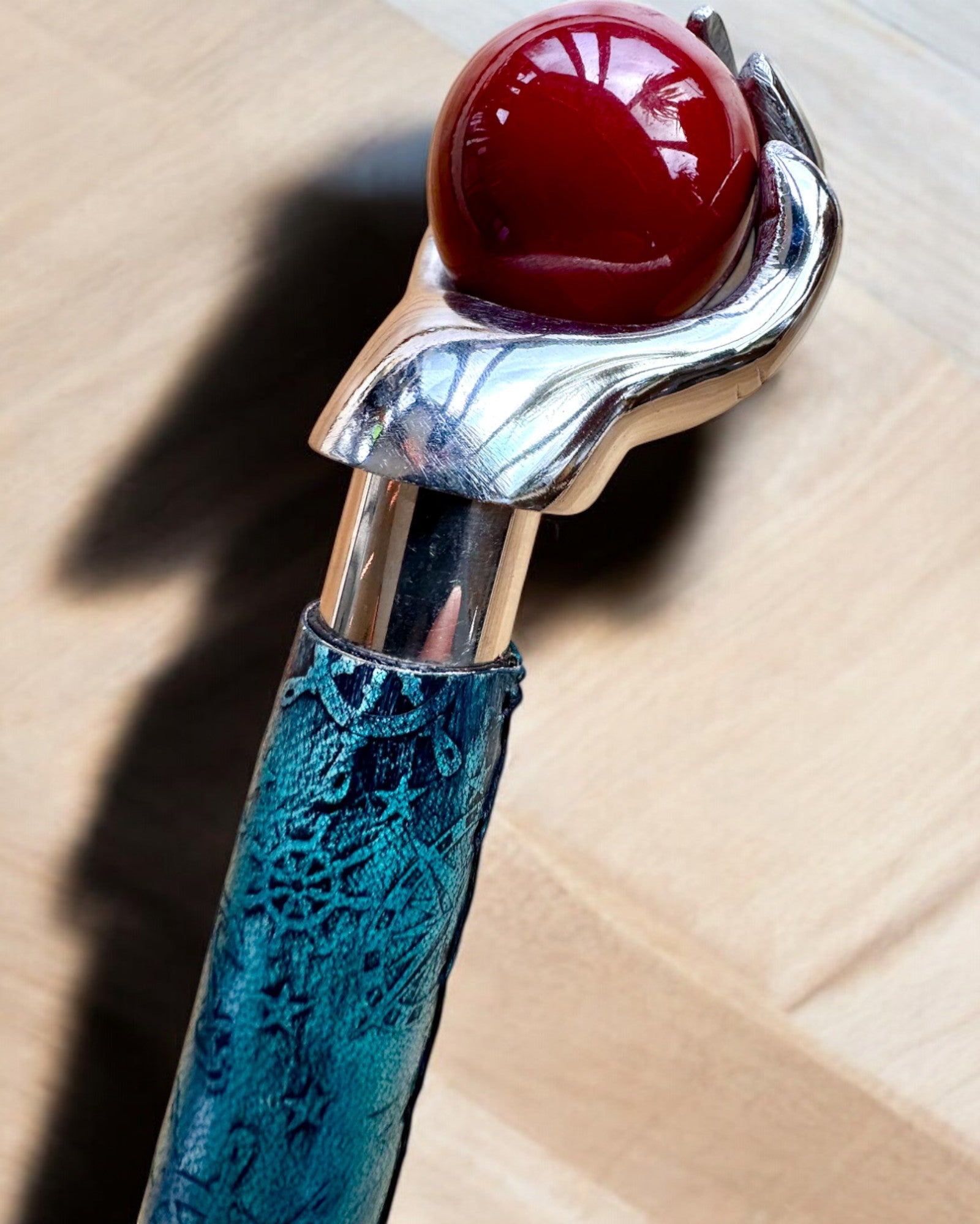 Hůl na chození "Královská Ruka" – ručně vyrobená s možností personalizace gravírováním z přírodní kůže