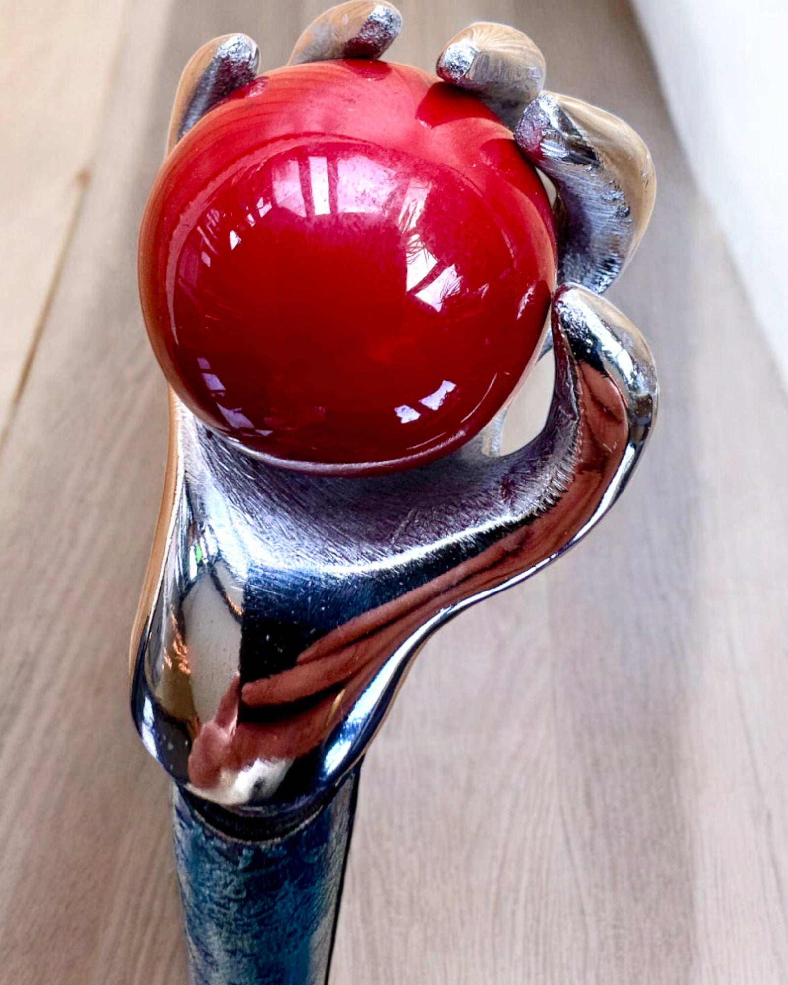 Hůl na chození "Královská Ruka" – ručně vyrobená s možností personalizace gravírováním z přírodní kůže