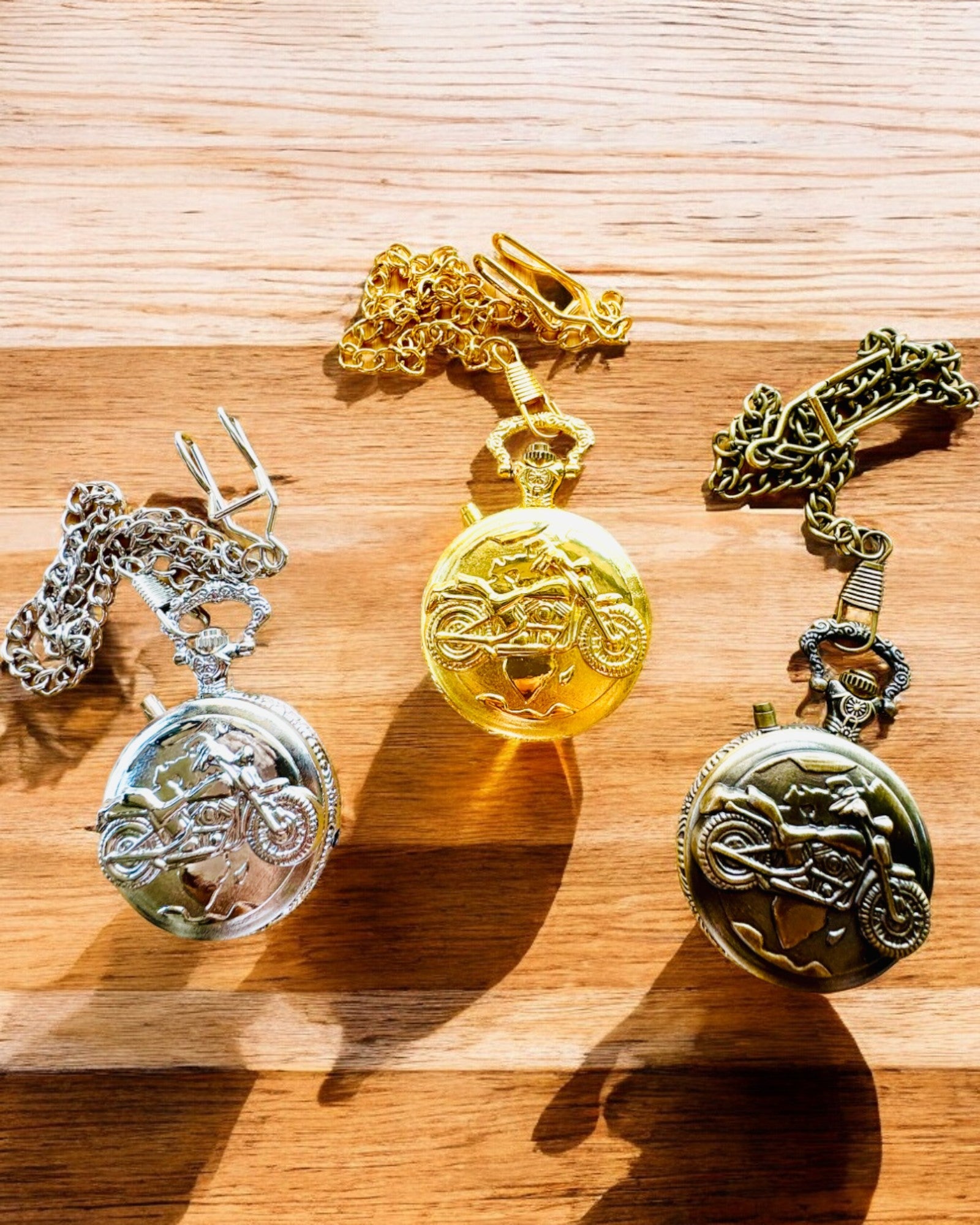 Kapesní hodinky "Motocyklový Elegán 2" – Gravírování jako dárek, 3 barevné varianty