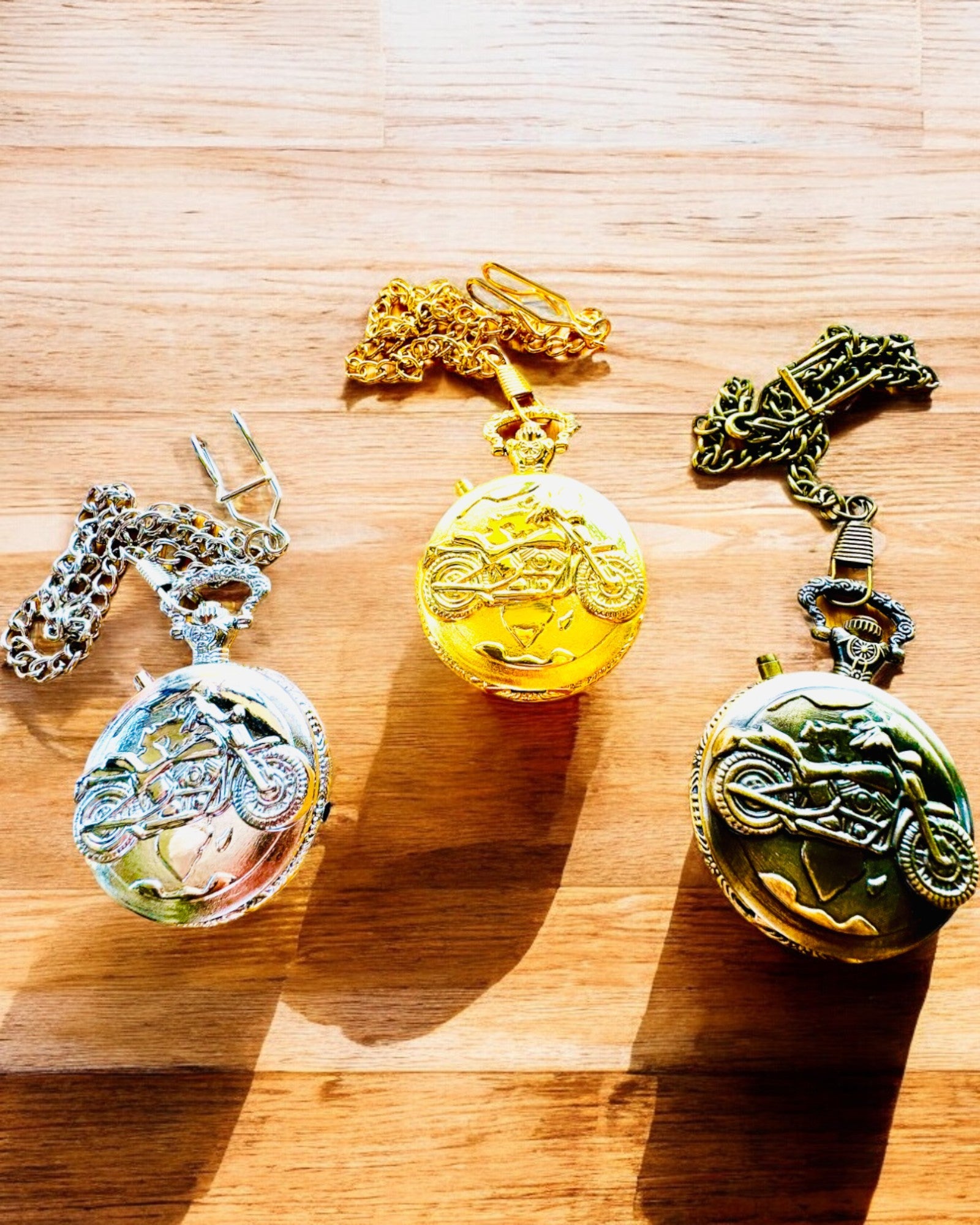 Kapesní hodinky "Motocyklový Elegán 2" – Gravírování jako dárek, 3 barevné varianty