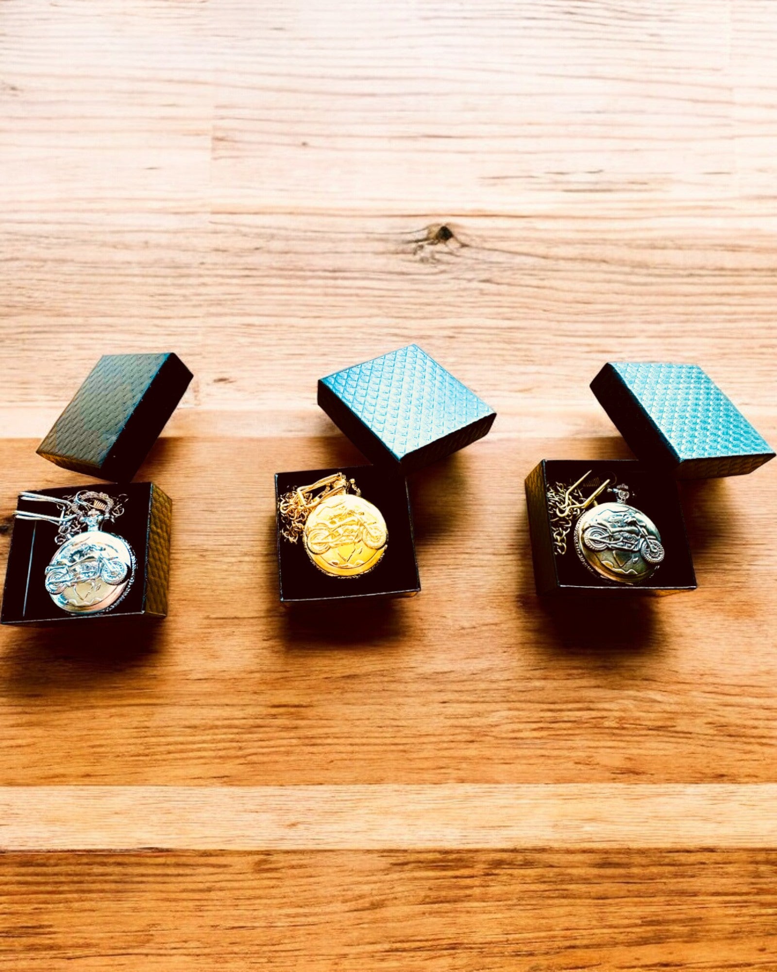 Kapesní hodinky "Motocyklový Elegán 2" – Gravírování jako dárek, 3 barevné varianty