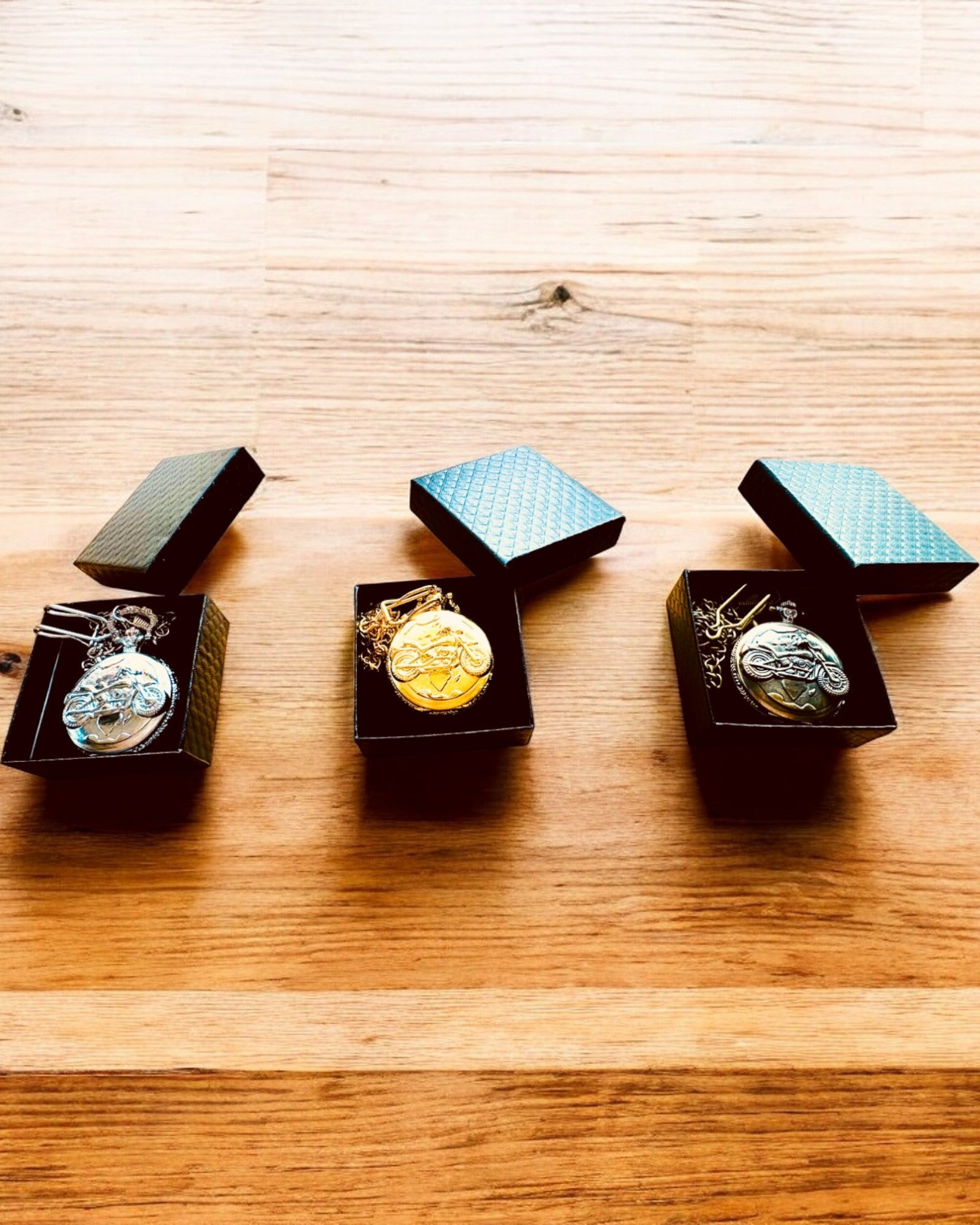 Kapesní hodinky "Motocyklový Elegán 2" – Gravírování jako dárek, 3 barevné varianty