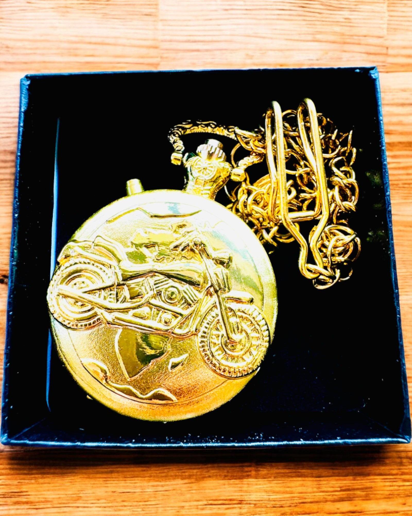 Kapesní hodinky "Motocyklový Elegán 2" – Gravírování jako dárek, 3 barevné varianty