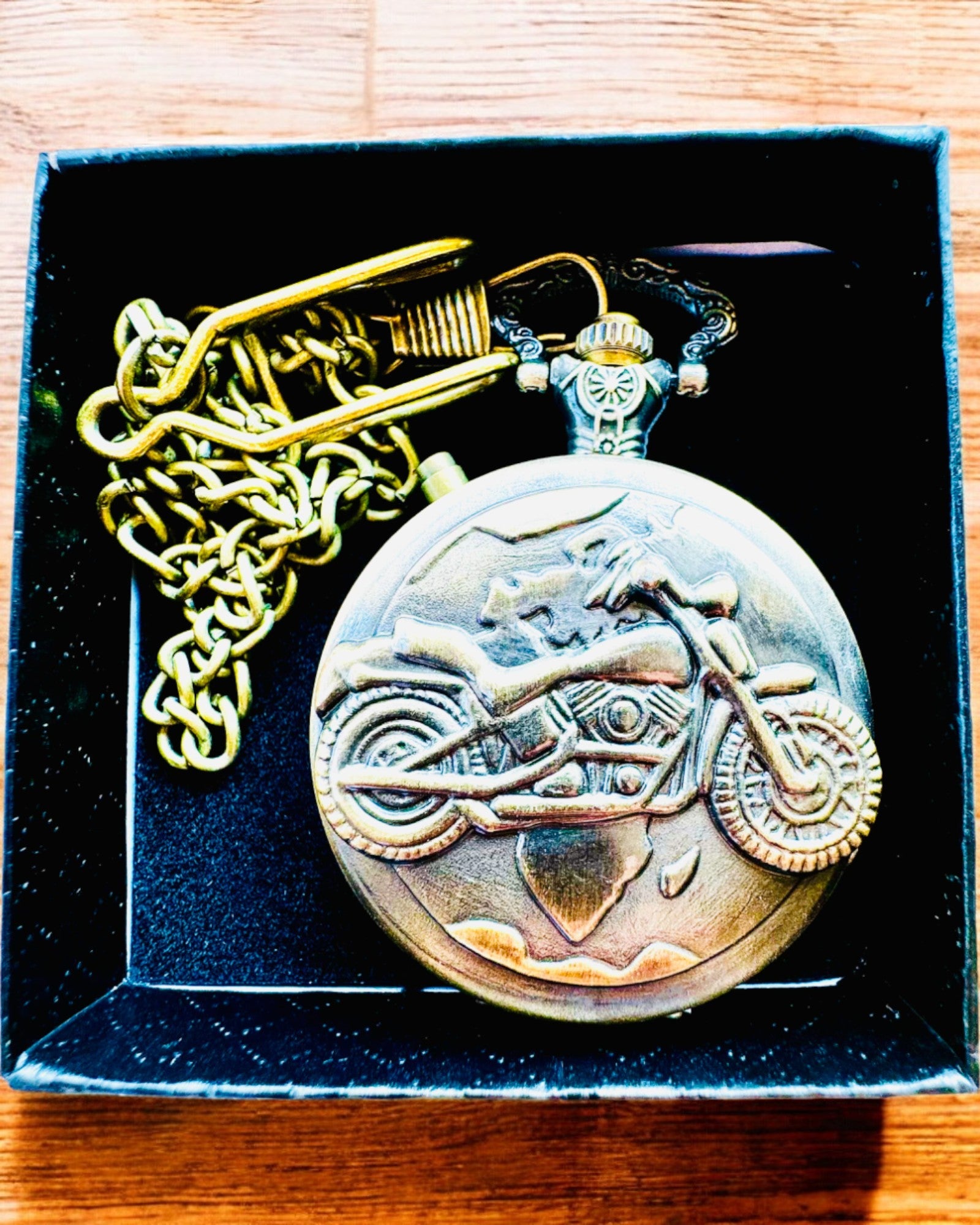 Kapesní hodinky "Motocyklový Elegán 2" – Gravírování jako dárek, 3 barevné varianty