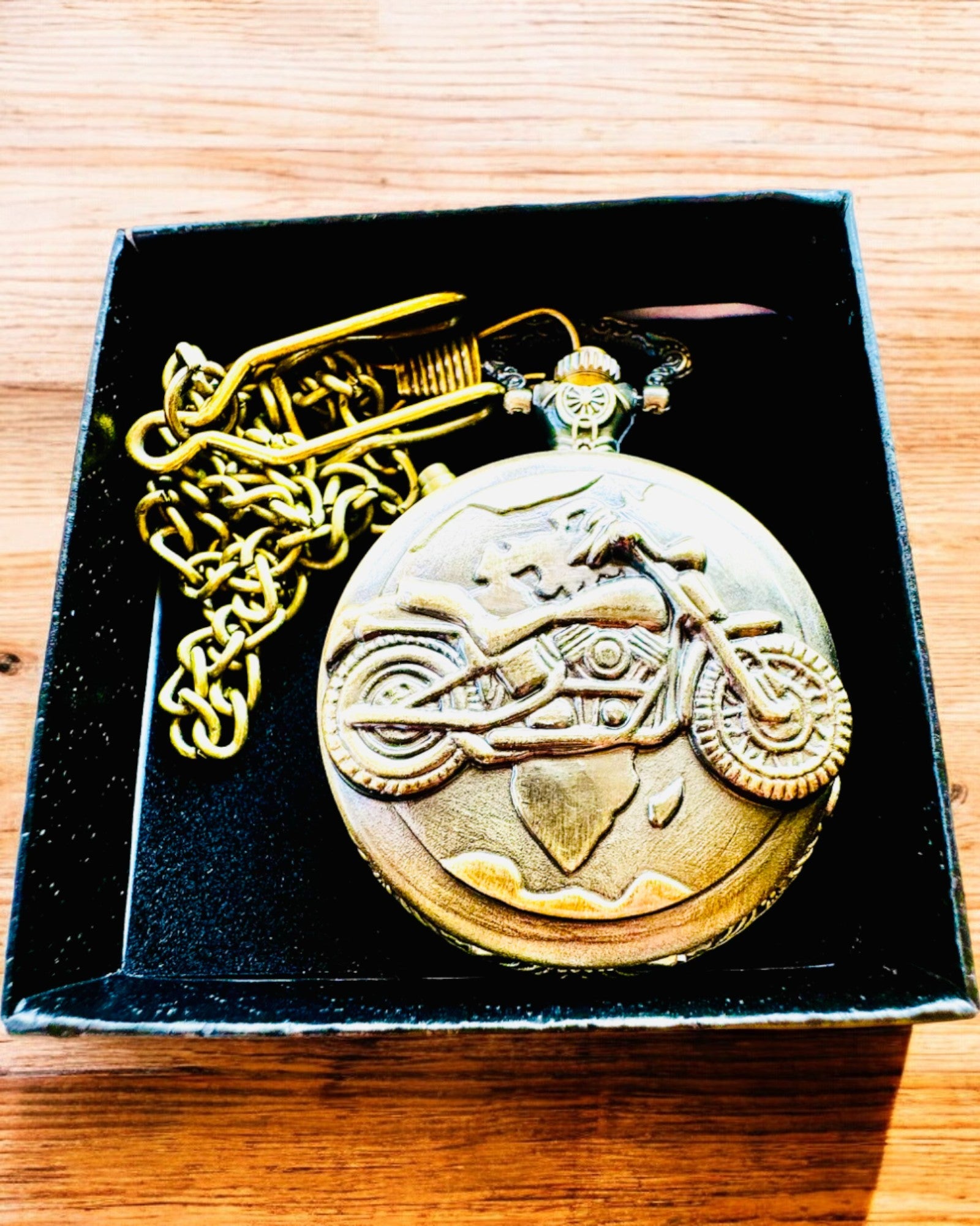 Kapesní hodinky "Motocyklový Elegán 2" – Gravírování jako dárek, 3 barevné varianty