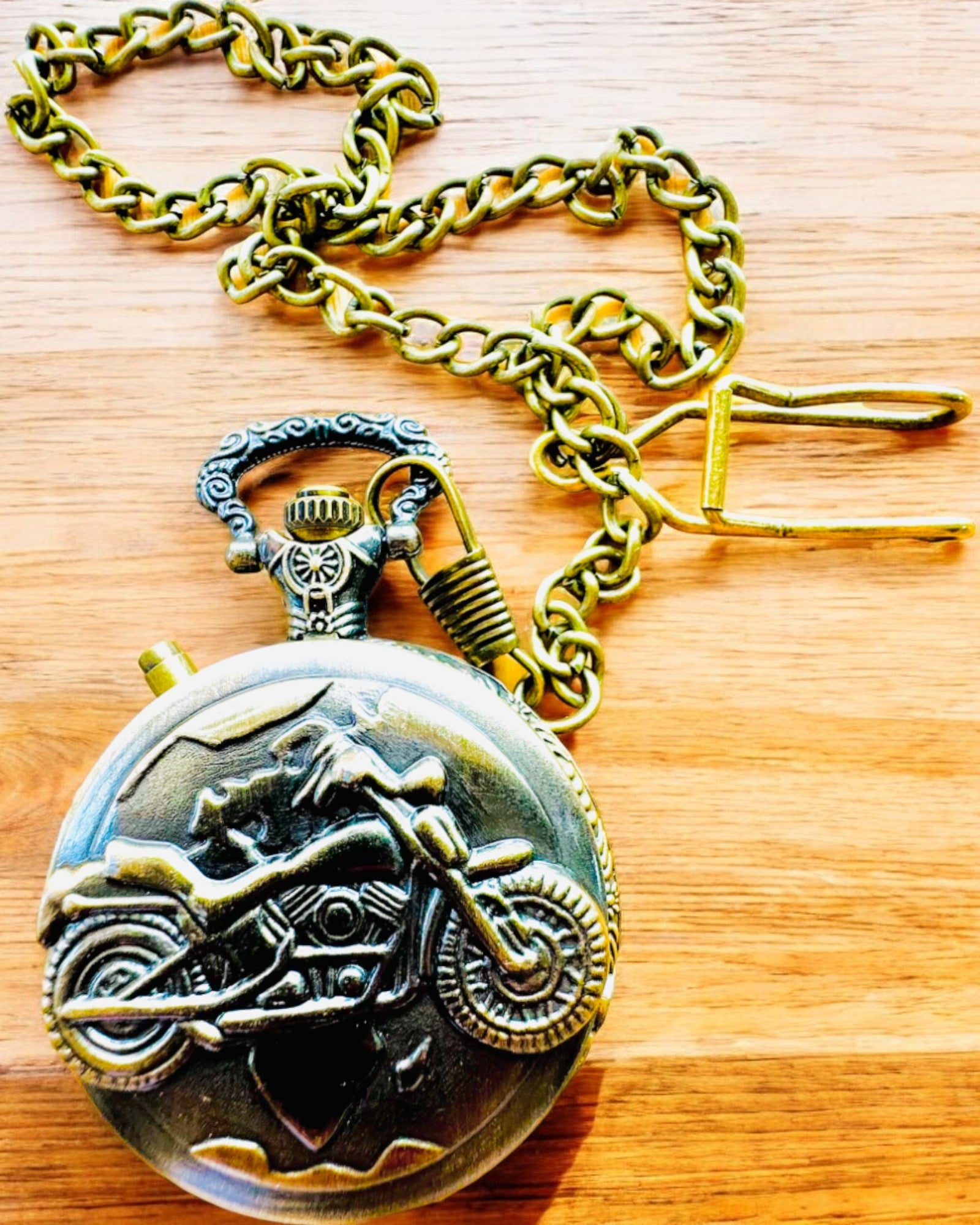 Kapesní hodinky "Motocyklový Elegán 2" – Gravírování jako dárek, 3 barevné varianty