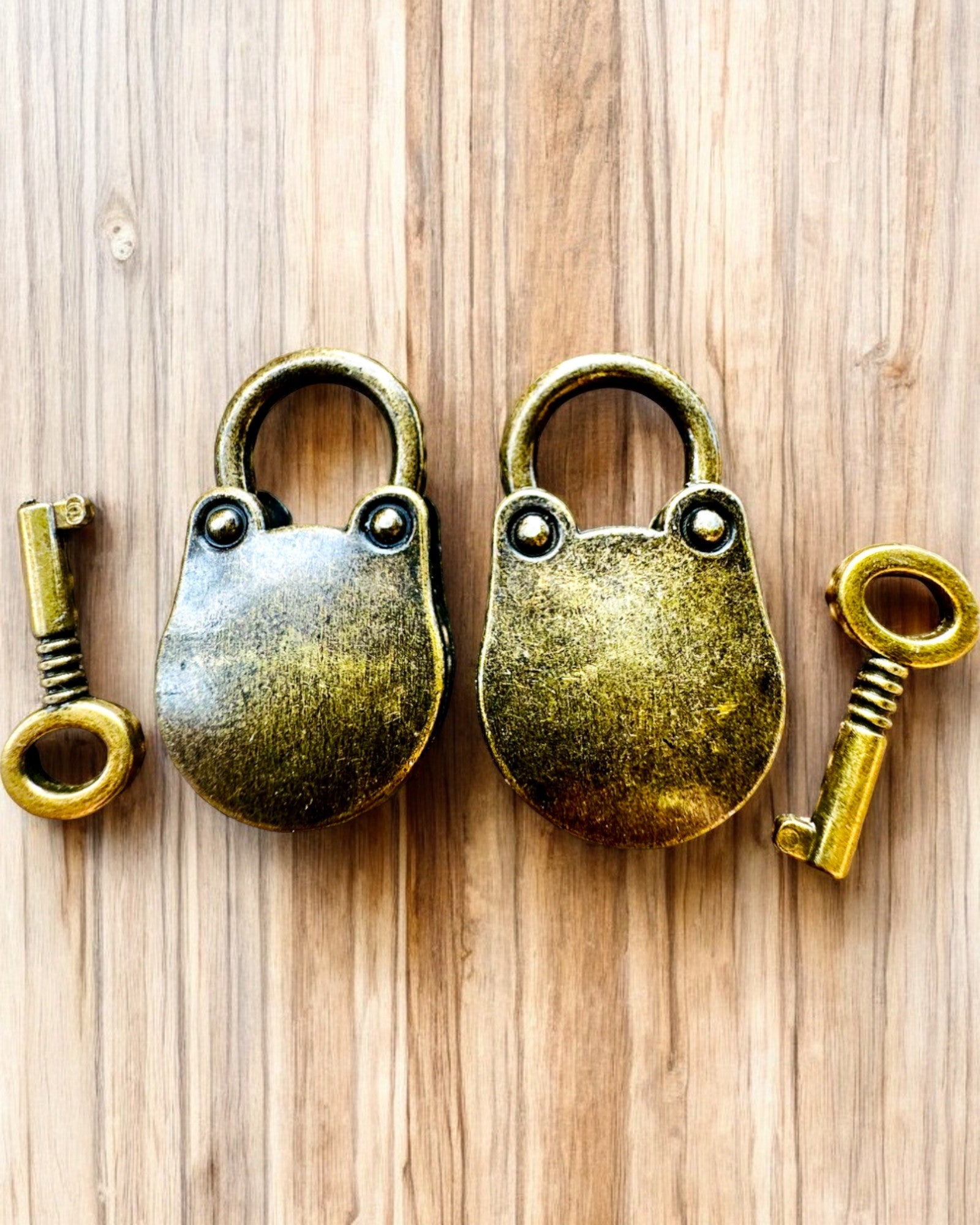 Miniaturní Zámky Lásky - Sada 2 Gravírovaných Retro Zámků, personalizace jako dárek