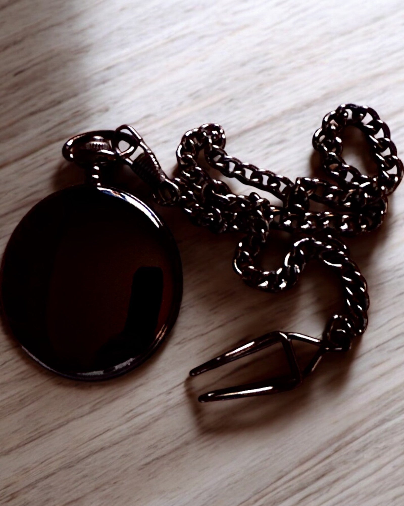 Kapesní kompas ve stylu hodinek "Navigator" - Tmavá kovová barva