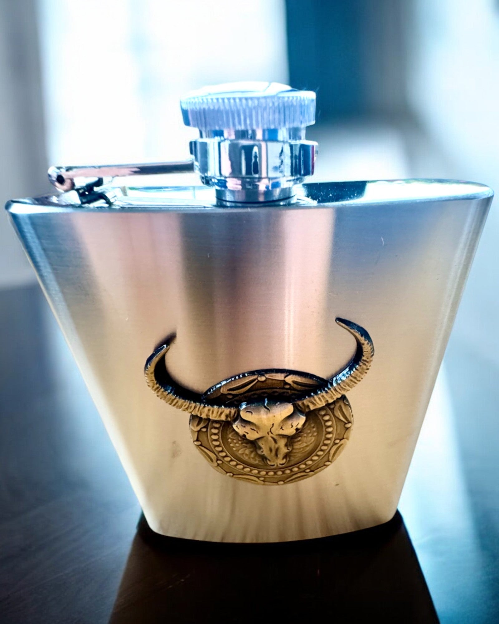 Bizon Flask – Stylová placatka s motivem bizona - možnost personalizace gravírováním jako dárek