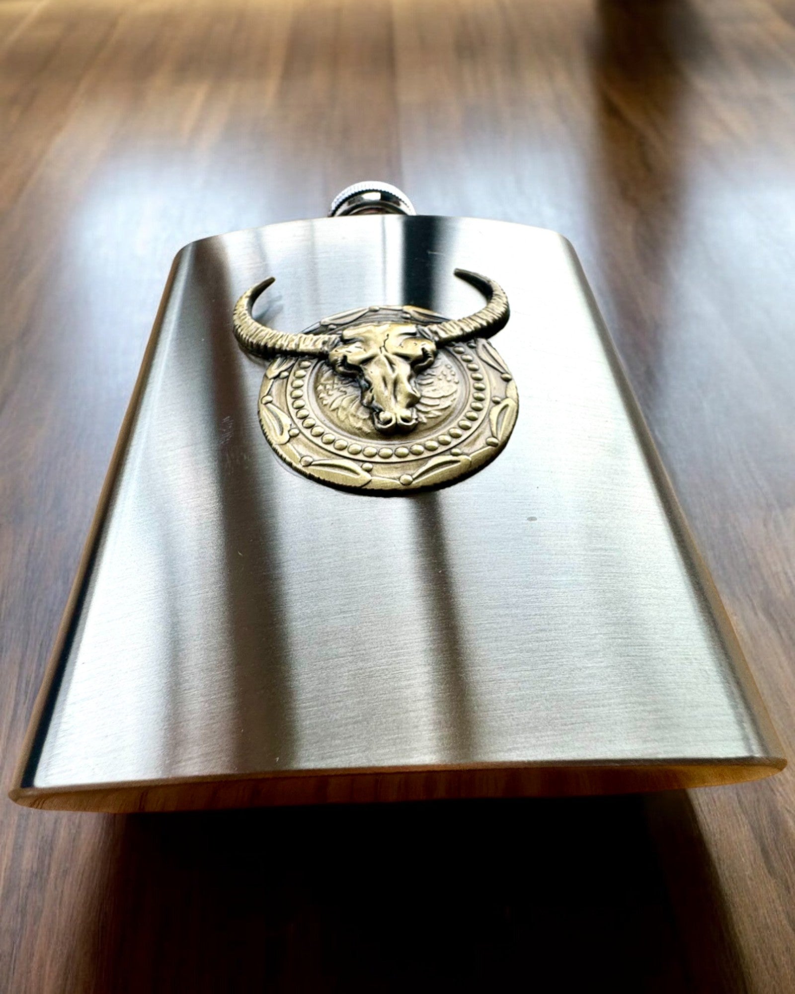 Bizon Flask – Stylová placatka s motivem bizona - možnost personalizace gravírováním jako dárek