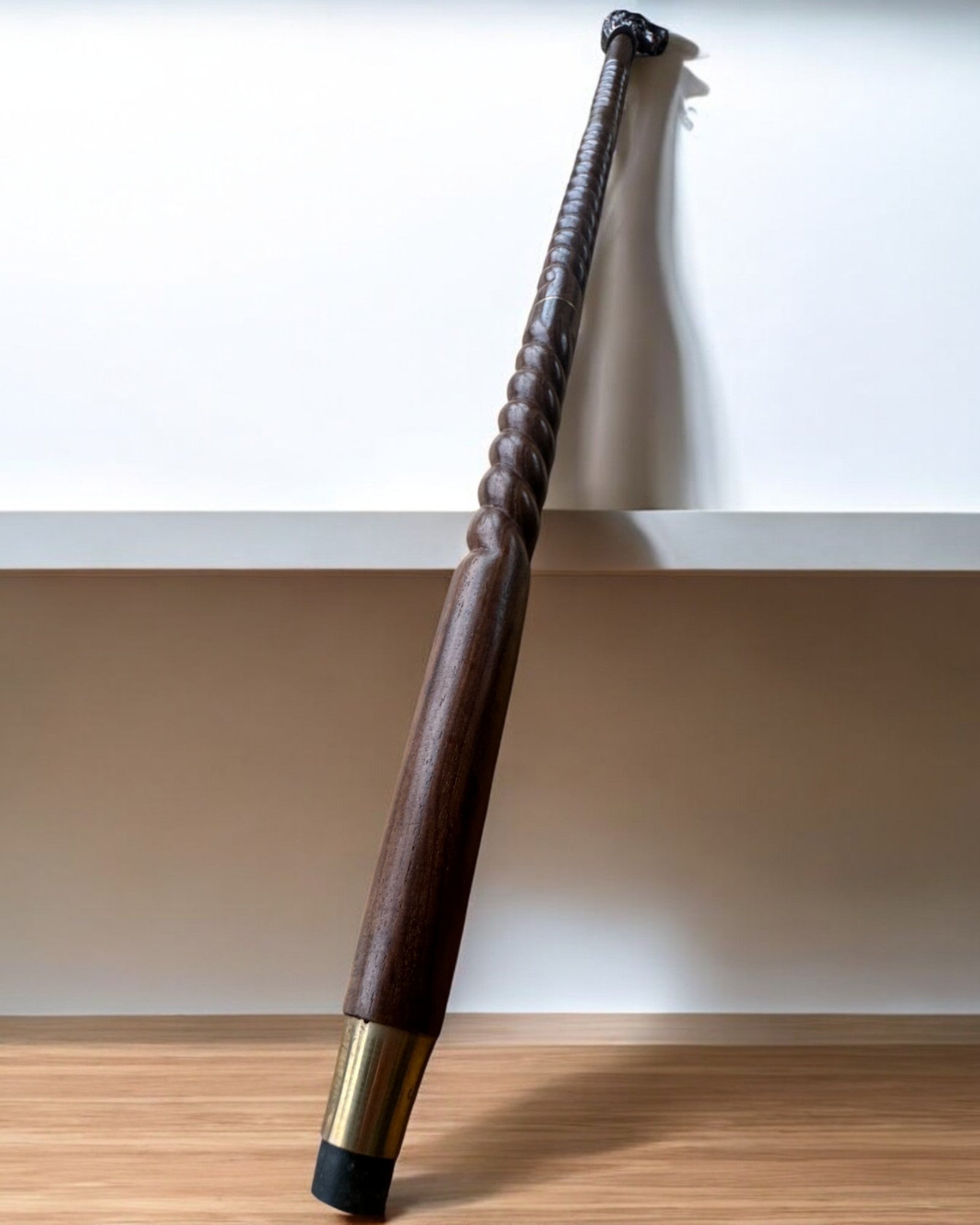 Vlčí Strážce Ručně Vyřezávaná Hůl na chůzi, Dřevěná, možnost personalizování gravírováním