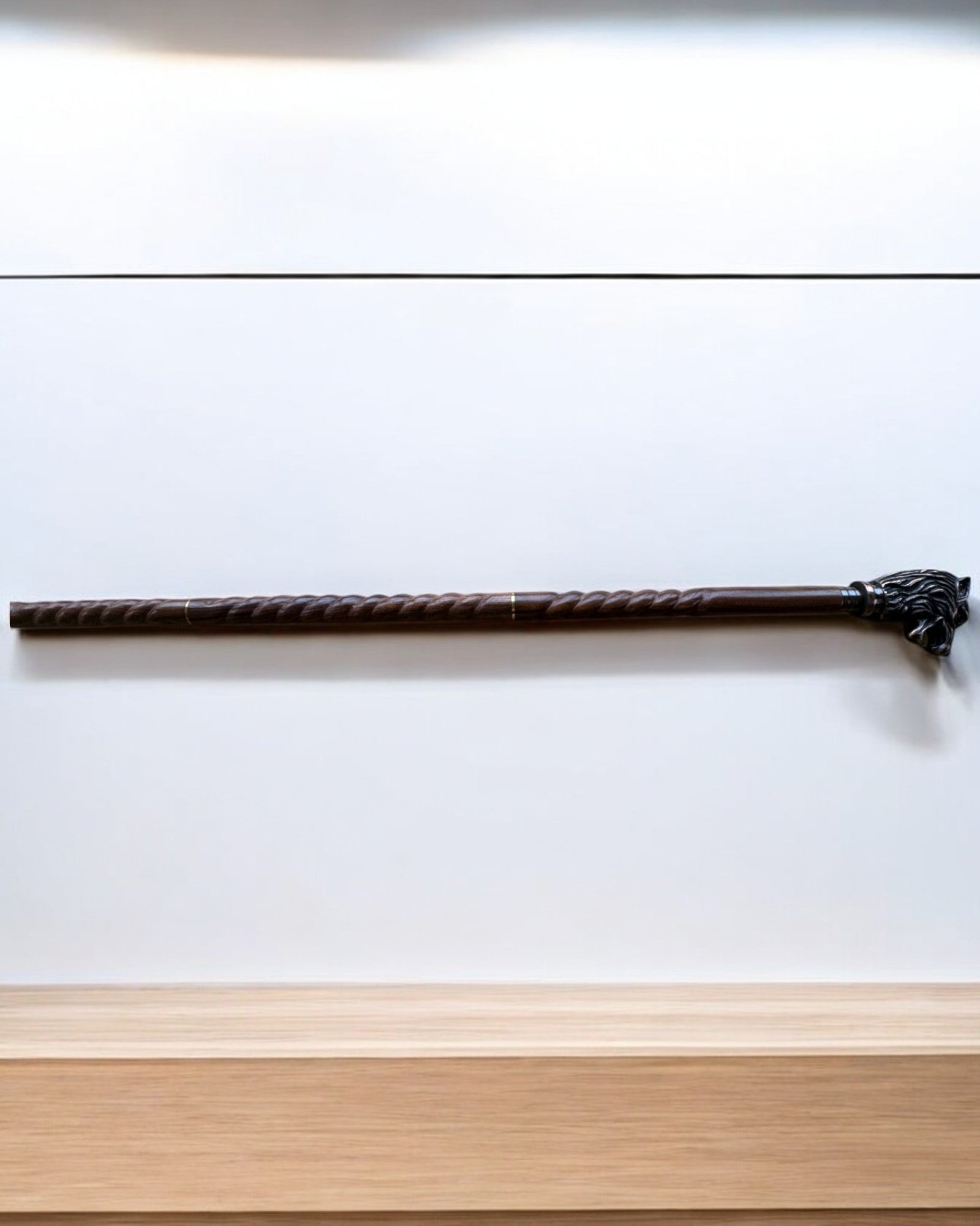 Vlčí Strážce Ručně Vyřezávaná Hůl na chůzi, Dřevěná, možnost personalizování gravírováním