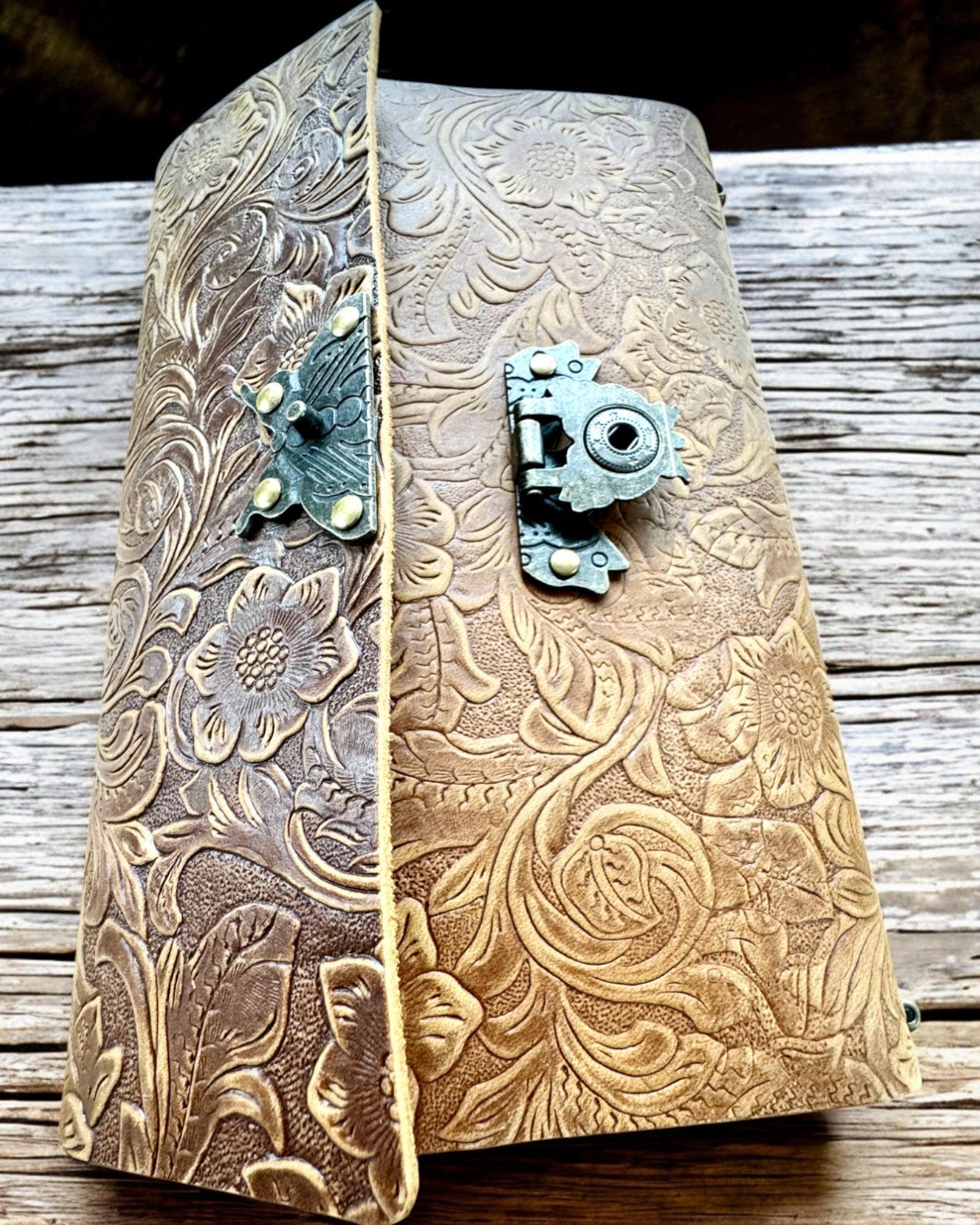 Luxusní retro zápisník s koženým obalem - "Vintage Elegance", 480 stran, možnost personalizace gravírováním