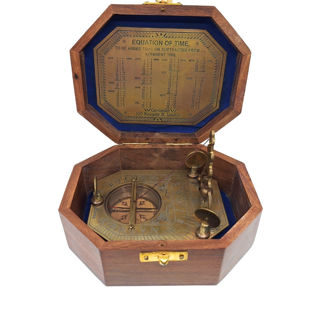 Elegancki Mosiężny Kompas z Zegarem Słonecznym w Drewnianym Pudełku - Idealny Prezent dla Podróżników, Retro Styl, Wymiary: 11.5 x 8.8 x 9.0 cm, Materiał: Mosiądz i Drewno