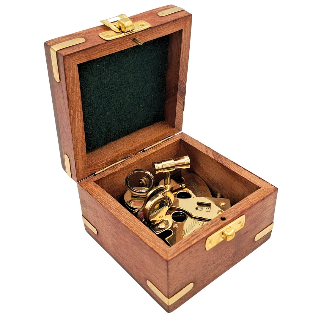 Sekstant Mosiężny w Pudełku Drewnianym z Możliwością Graweru – Elegancki Upominek dla Żeglarza i Marynarza, 7x7x4 cm, Wysokiej Jakości Mosiądz i Szkło