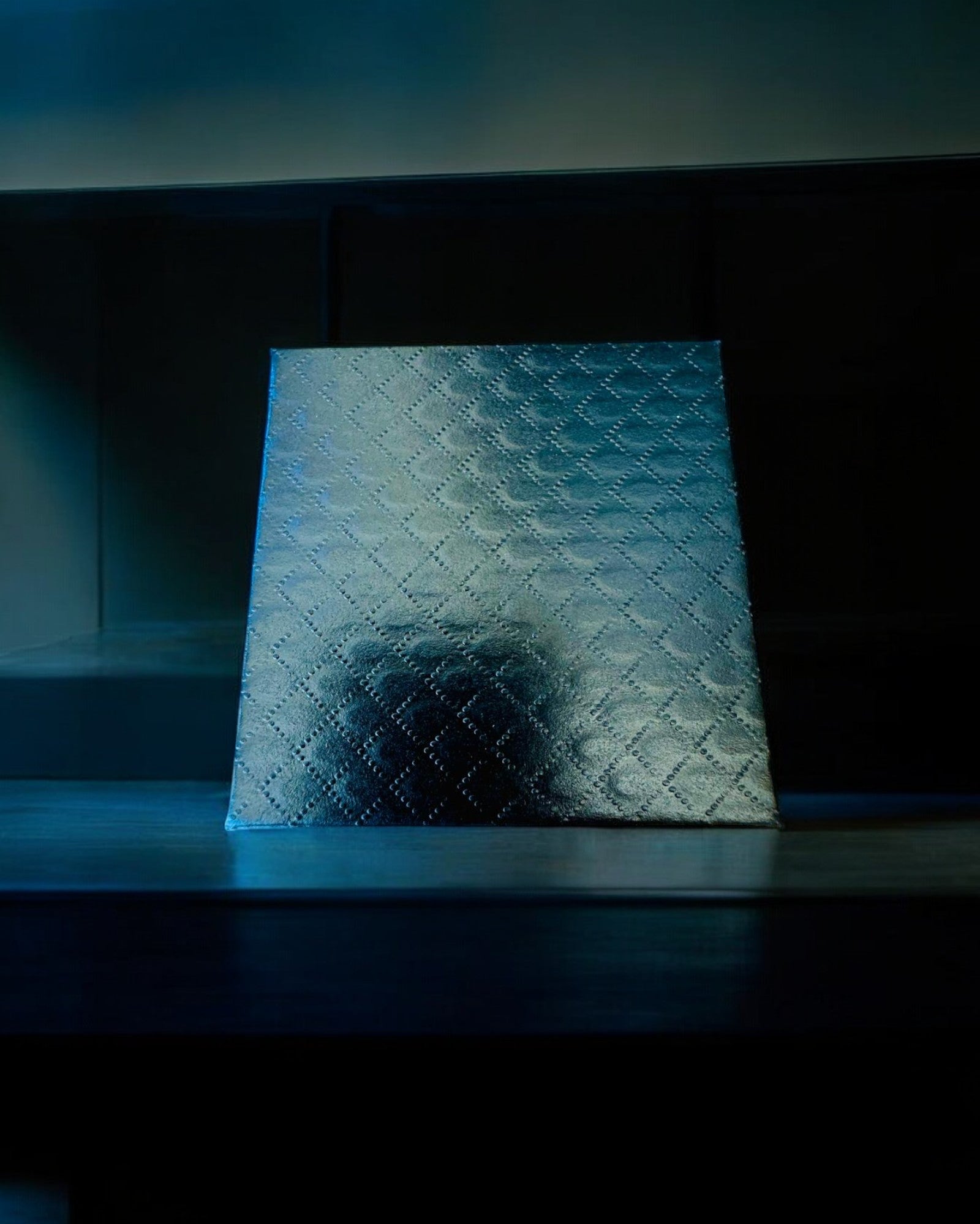 Kapesní kompas ve stylu hodinek "Navigator" - Tmavá kovová barva