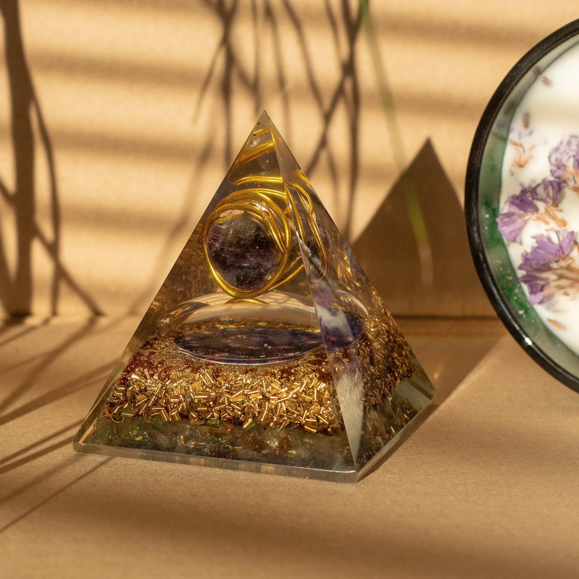 Střední orgonitová pyramida s ametystem a mědí 7x6 cm