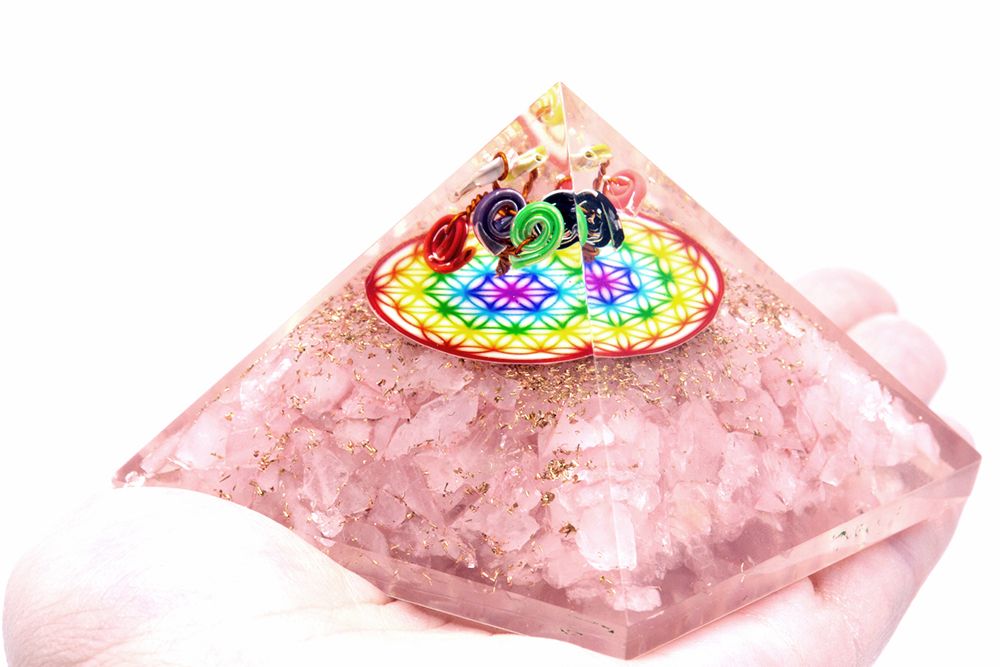 Růžová křemenná orgonitová pyramida s duhovým vzorem květu života