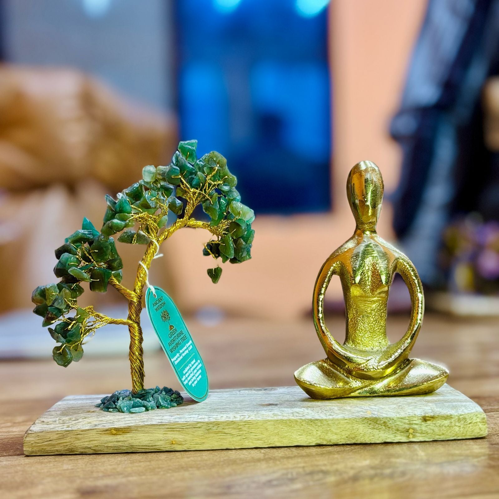 Ogrody Jogowe z Kamieni Szlachetnych - Pozycja Padmasana z Zielonego Awenturynu - Ręcznie Wykonane Drzewko z 100 Kamieniami - Elegancka Figurki w Złotym Odcieniu - Naturalna Drewniana Podstawa