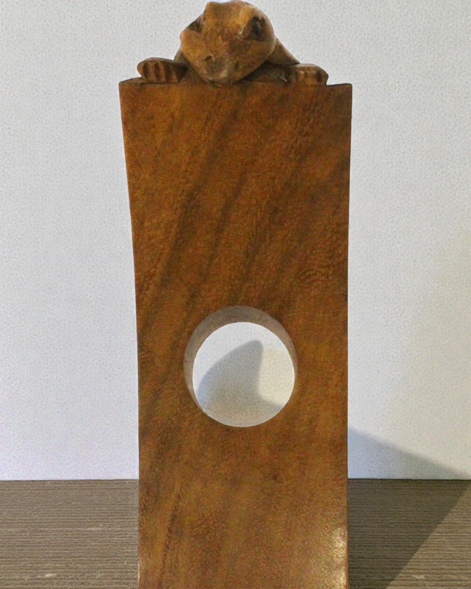 Gekon Balance – Artystyczny Balansujący Uchwyt na Wino z Drewna Suar