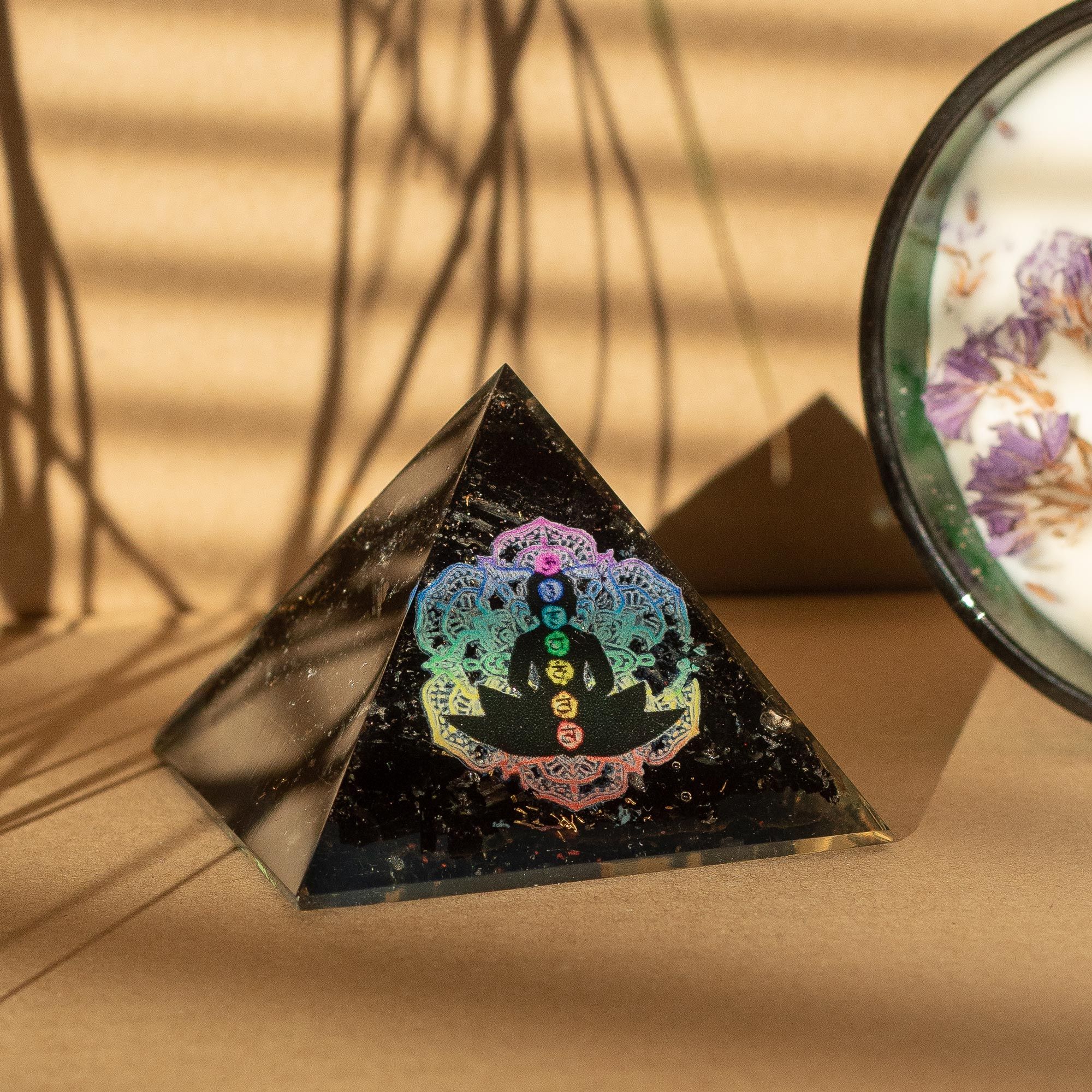 Malá orgonitová pyramida z černého turmalínu 5,5x4,5 cm s motivem Buddhy a čaker