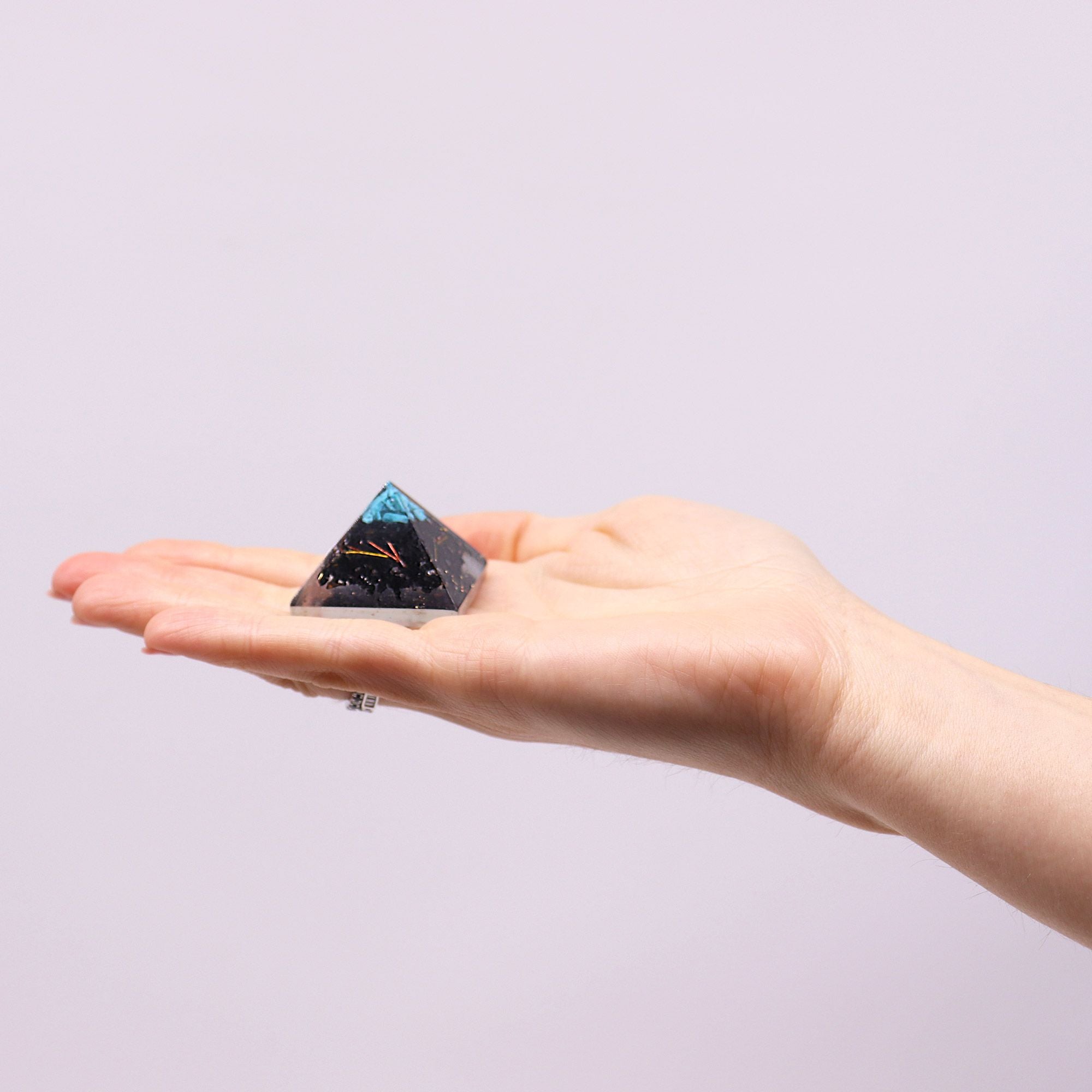 Malá orgonitová pyramida 25 mm se zelenými drahými kameny a mědí