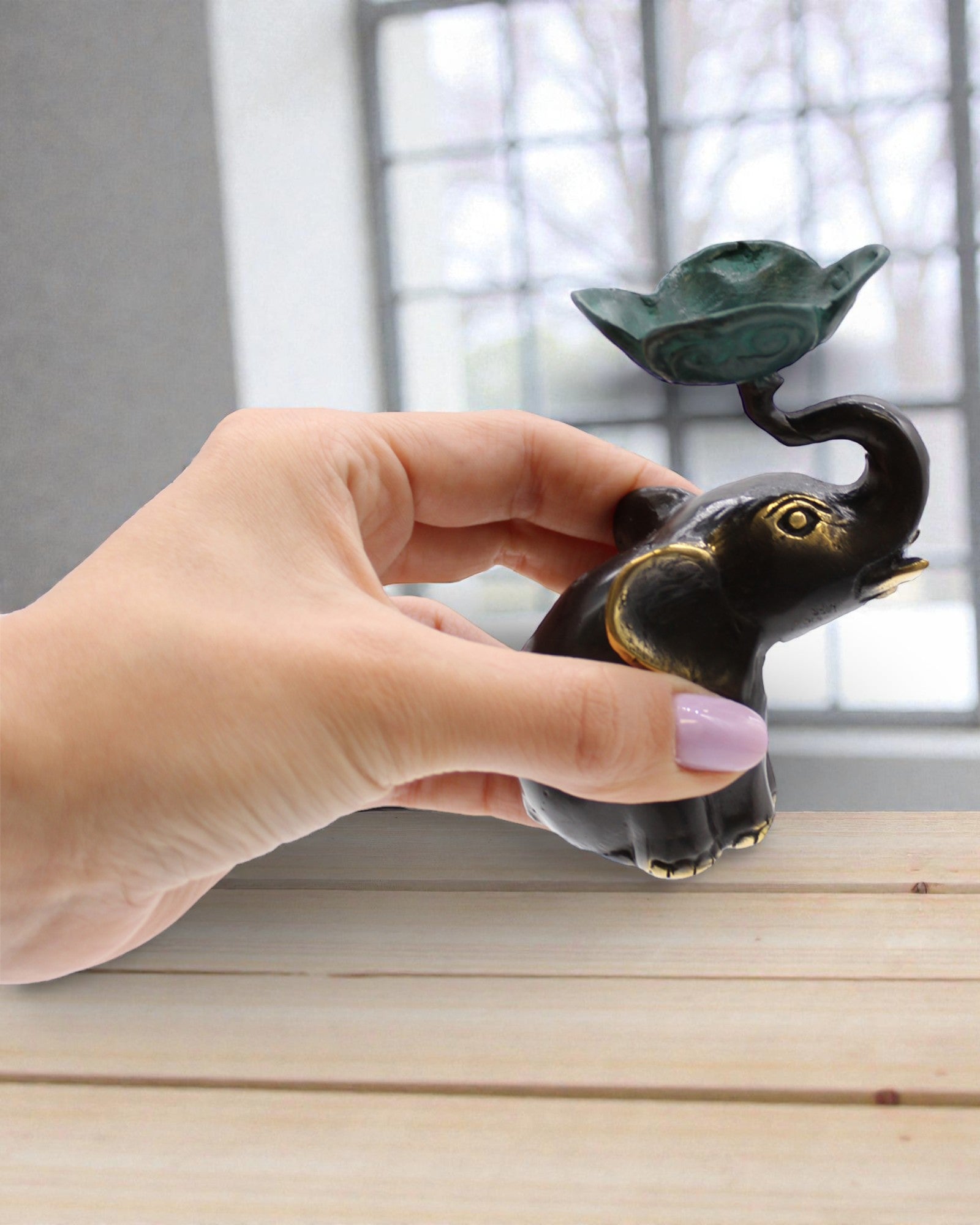 Lotosowy Strażnik Spokoju – Mały Słoń Kominek / Świecznik z Mosiądzu