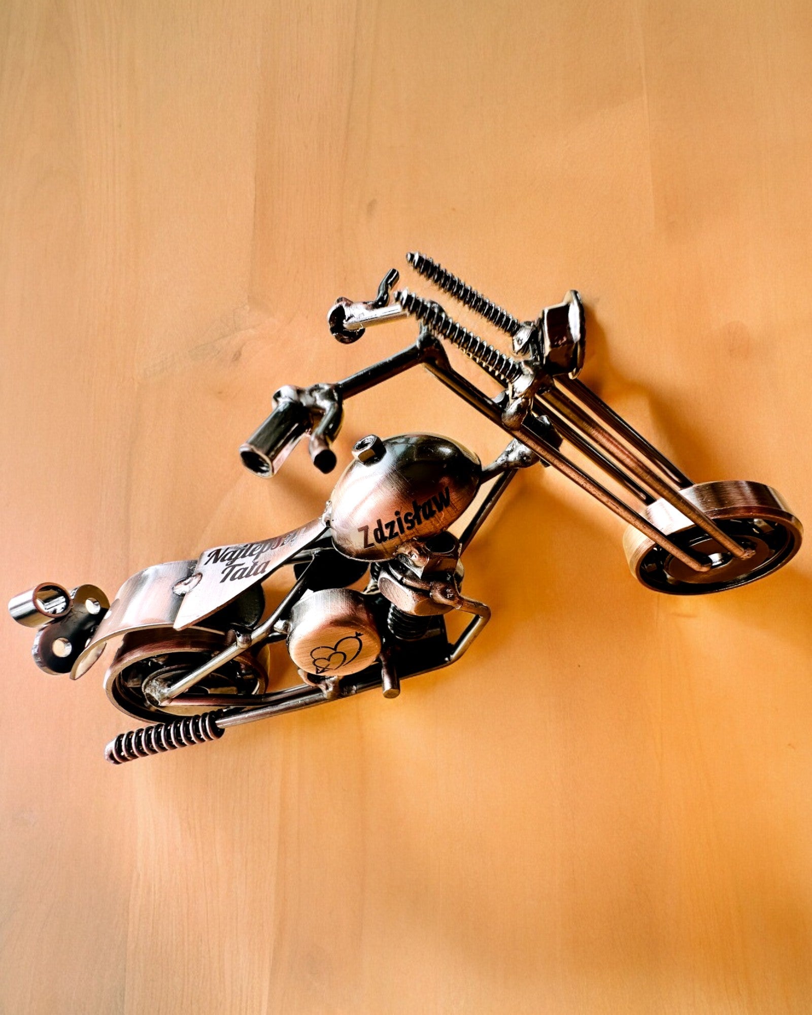 Ručně Vyrobený Kovový Model Motocyklu „Chopper“ – Personalizace a Gravírování jako Dárek