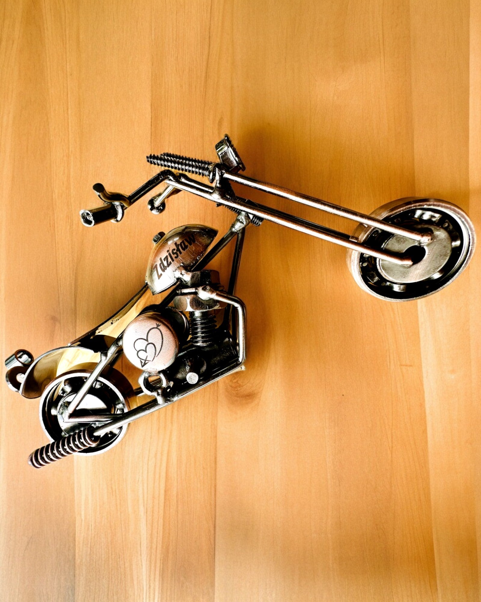 Ručně Vyrobený Kovový Model Motocyklu „Chopper“ – Personalizace a Gravírování jako Dárek