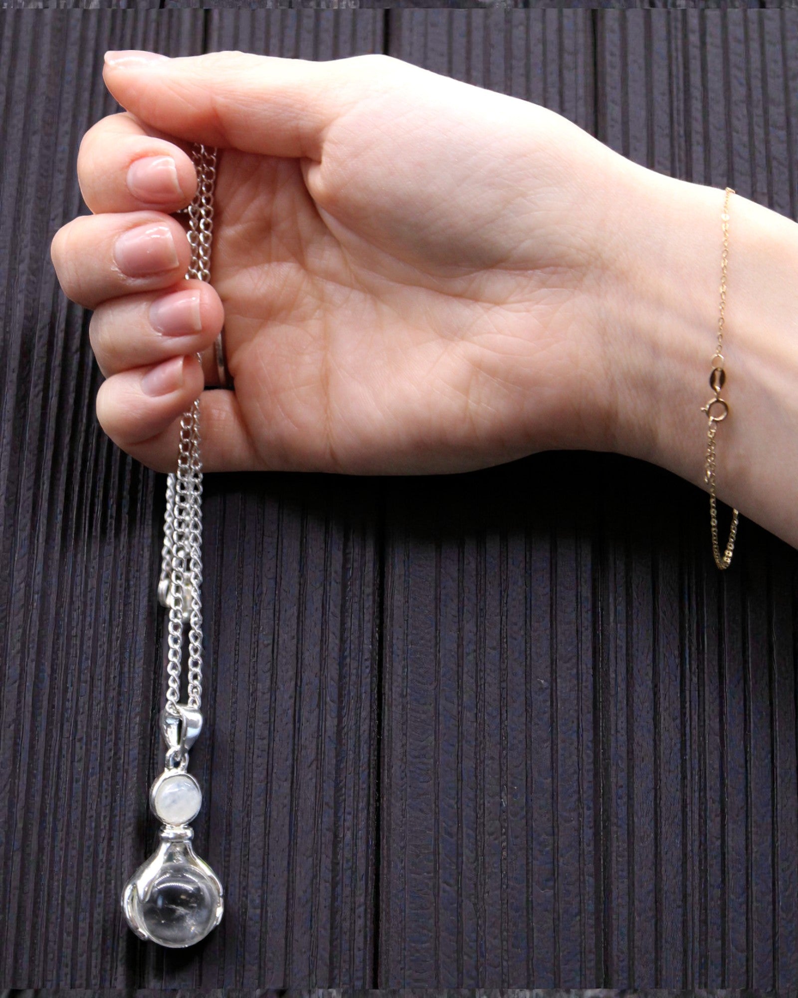 Amethyst Hands – Wisior Uzdrawiających Dłoni z Ametystu