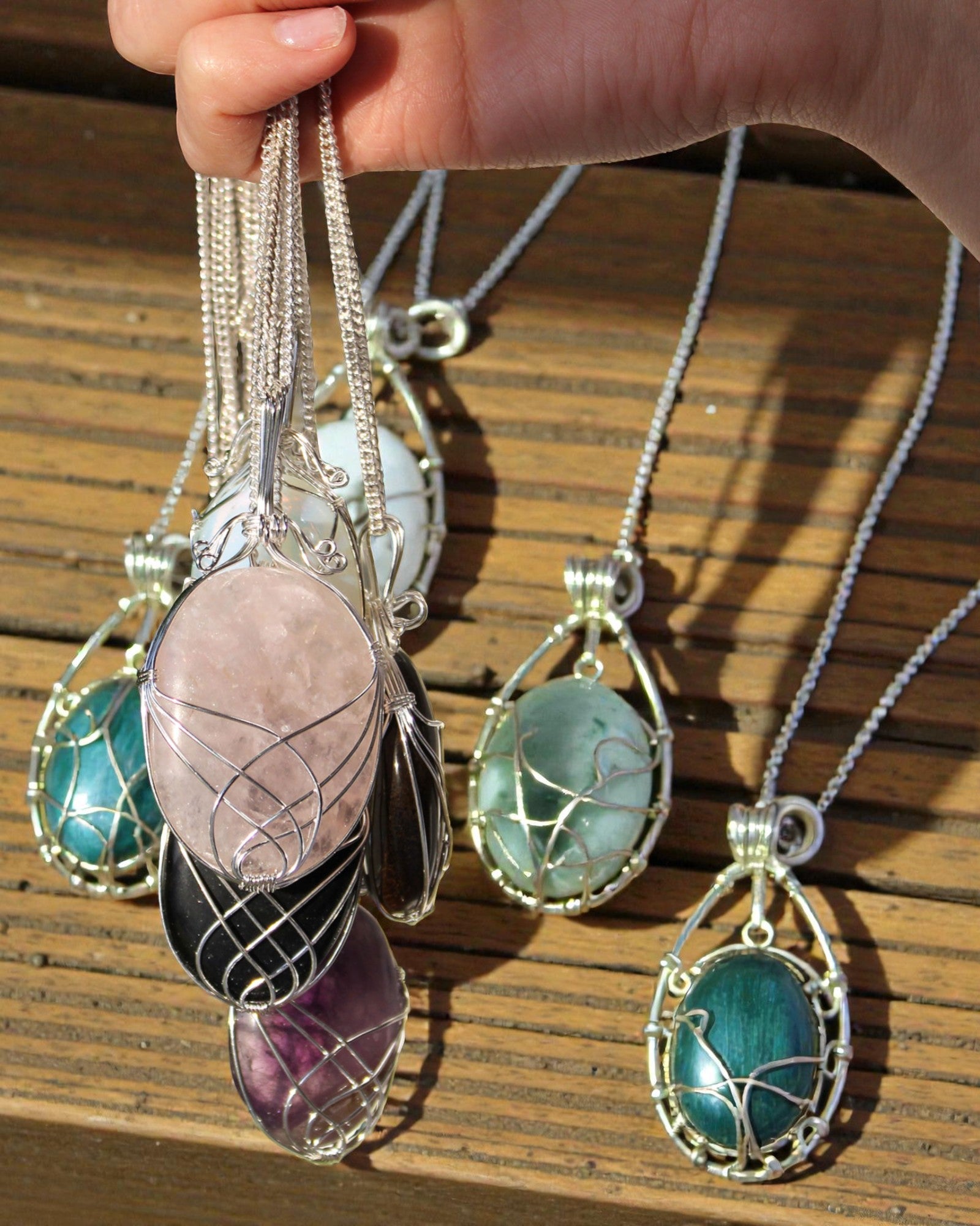 Spirálová jemnost – náhrdelník s růženínem