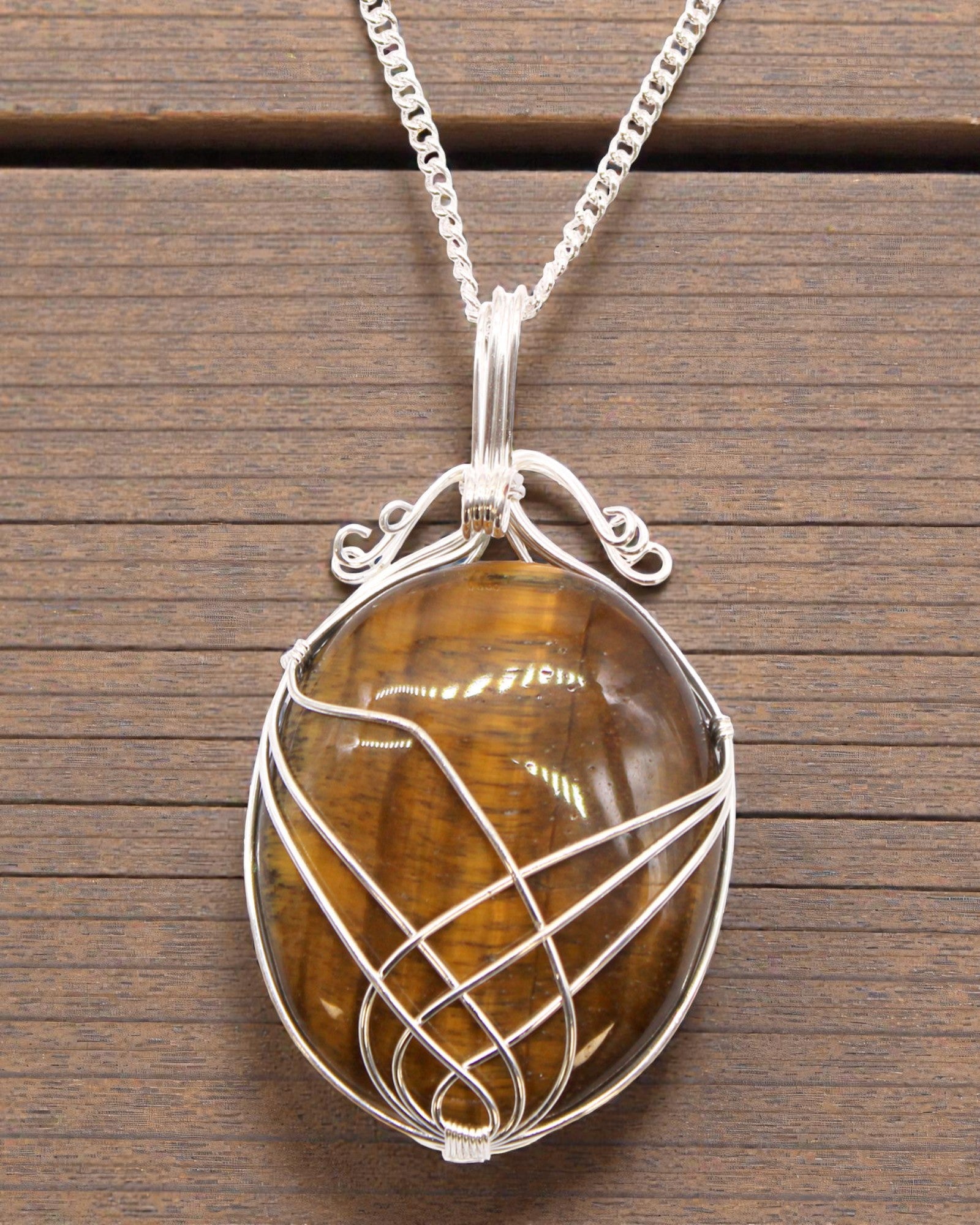 Závitek síly – ručně opletený náhrdelník s tygřím okem