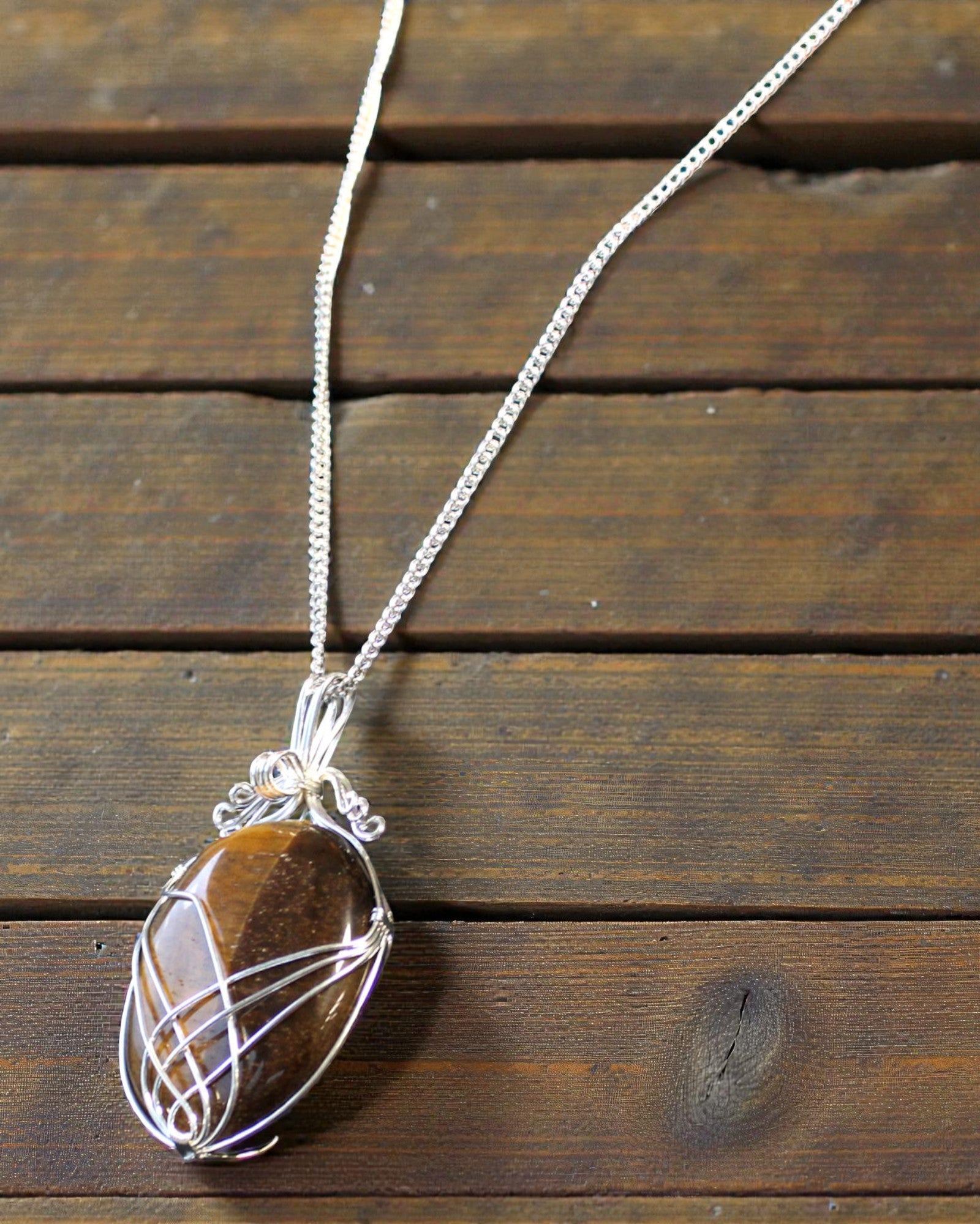 Závitek síly – ručně opletený náhrdelník s tygřím okem