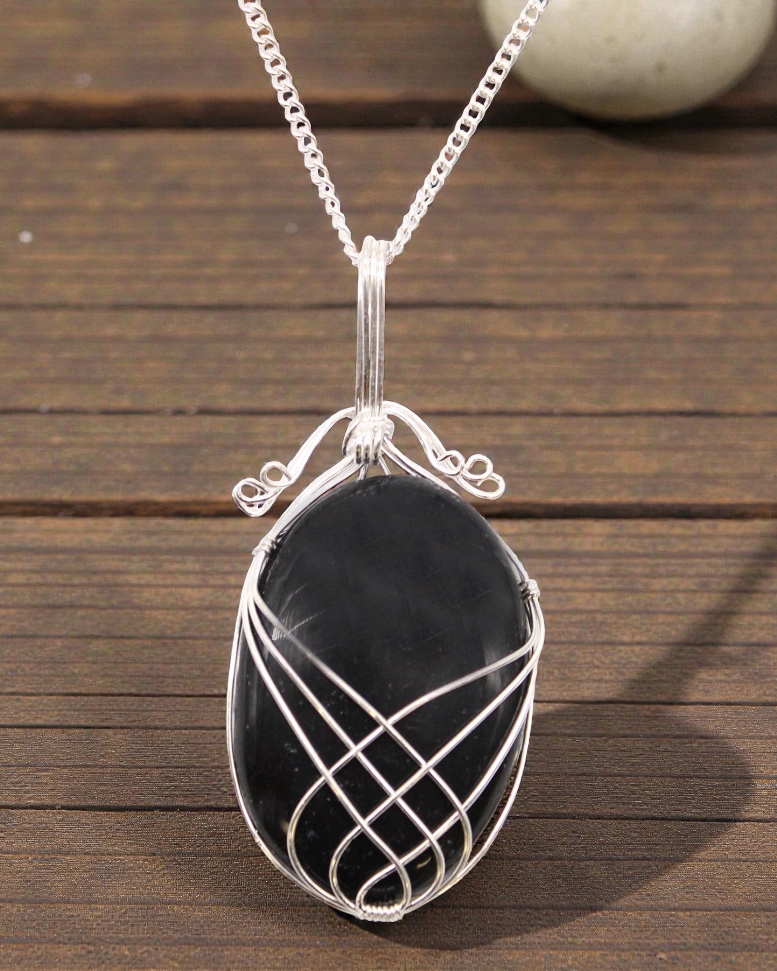 Závitek ochrany – ručně opletený náhrdelník s černým onyxem