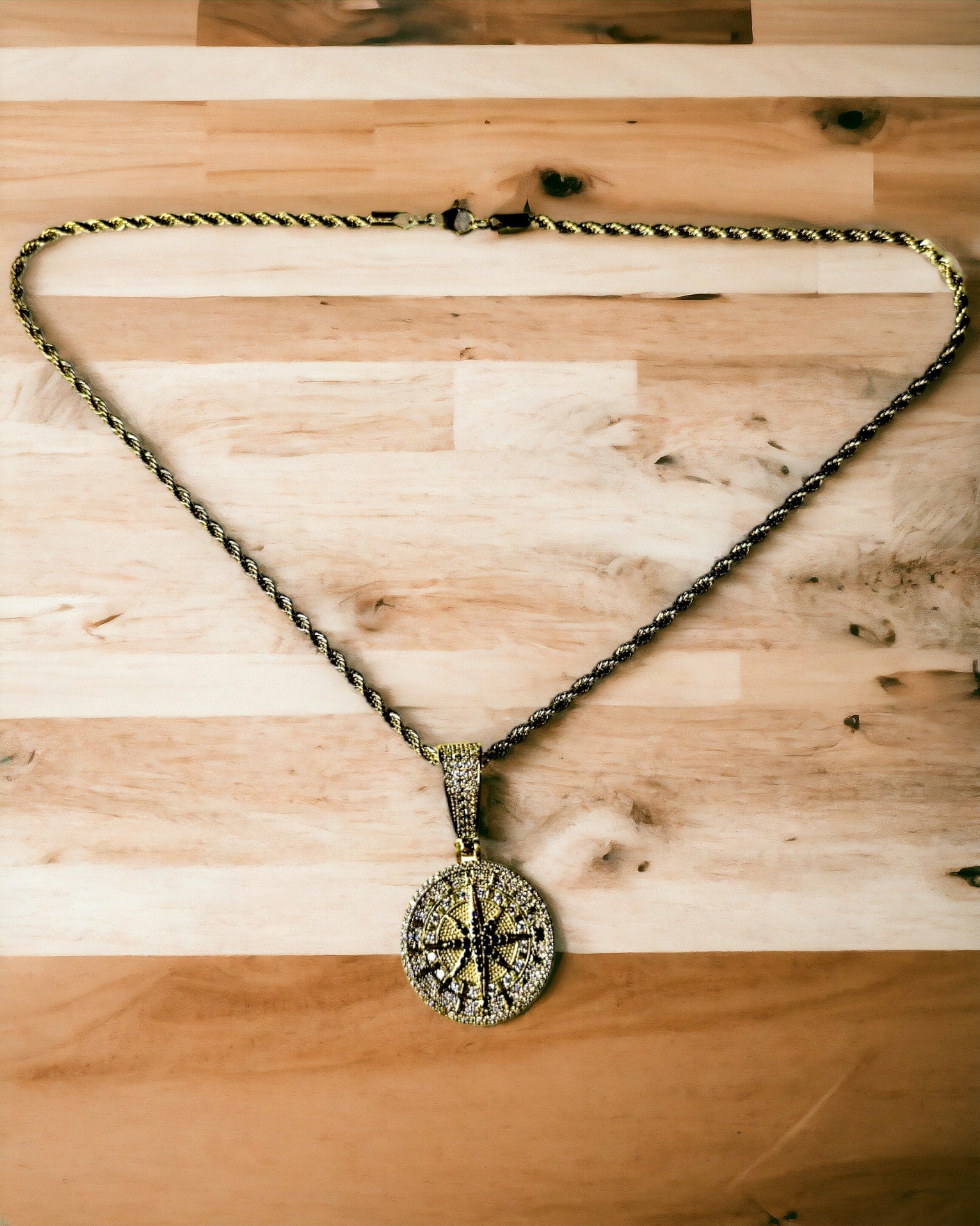 Náhrdelník s přívěskem kompasu ve stylu glamour s kubickými zirkony pro ženy a muže - 2 varianty na výběr, personalizace gravírováním jako dárek