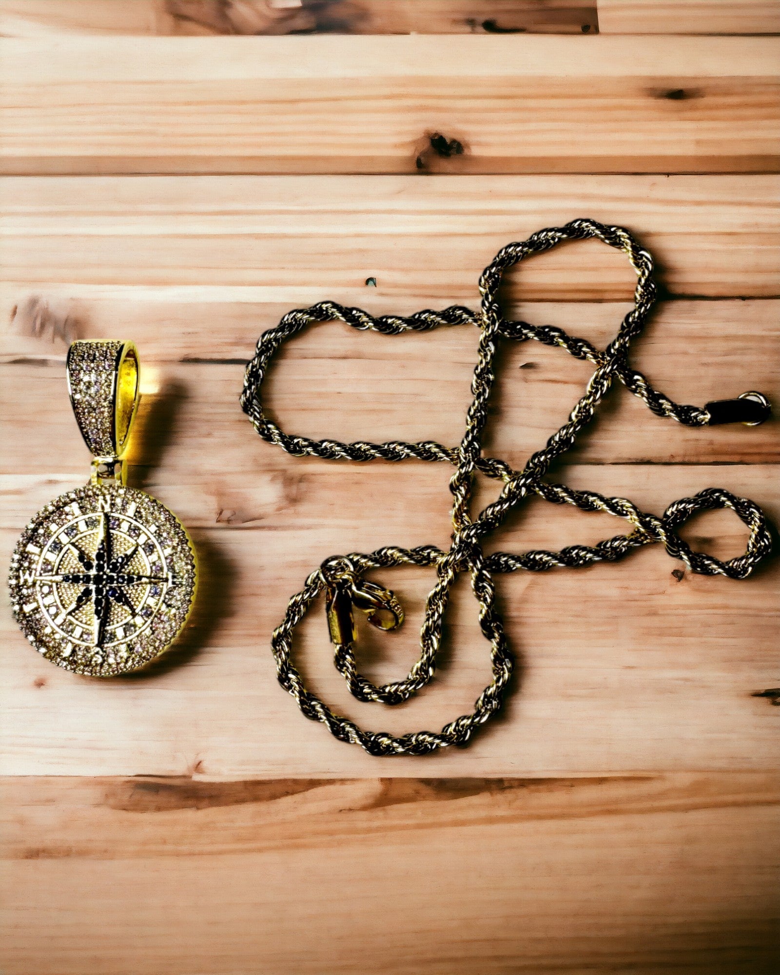 Náhrdelník s přívěskem kompasu ve stylu glamour s kubickými zirkony pro ženy a muže - 2 varianty na výběr, personalizace gravírováním jako dárek