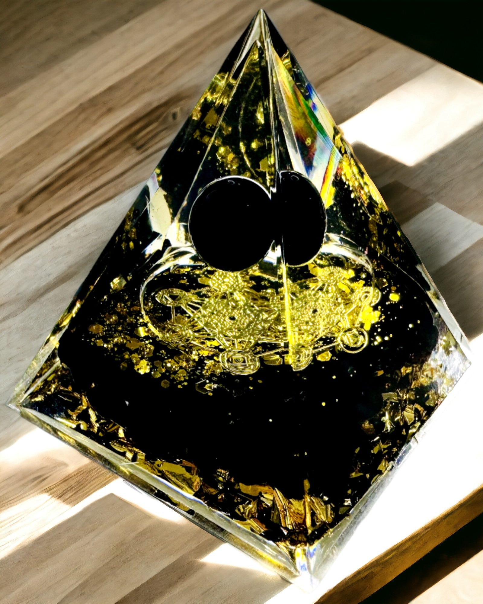Křišťálová pyramida z ametystu - Přináší pozitivní energii a podporuje meditaci. Barva zlatá - černá