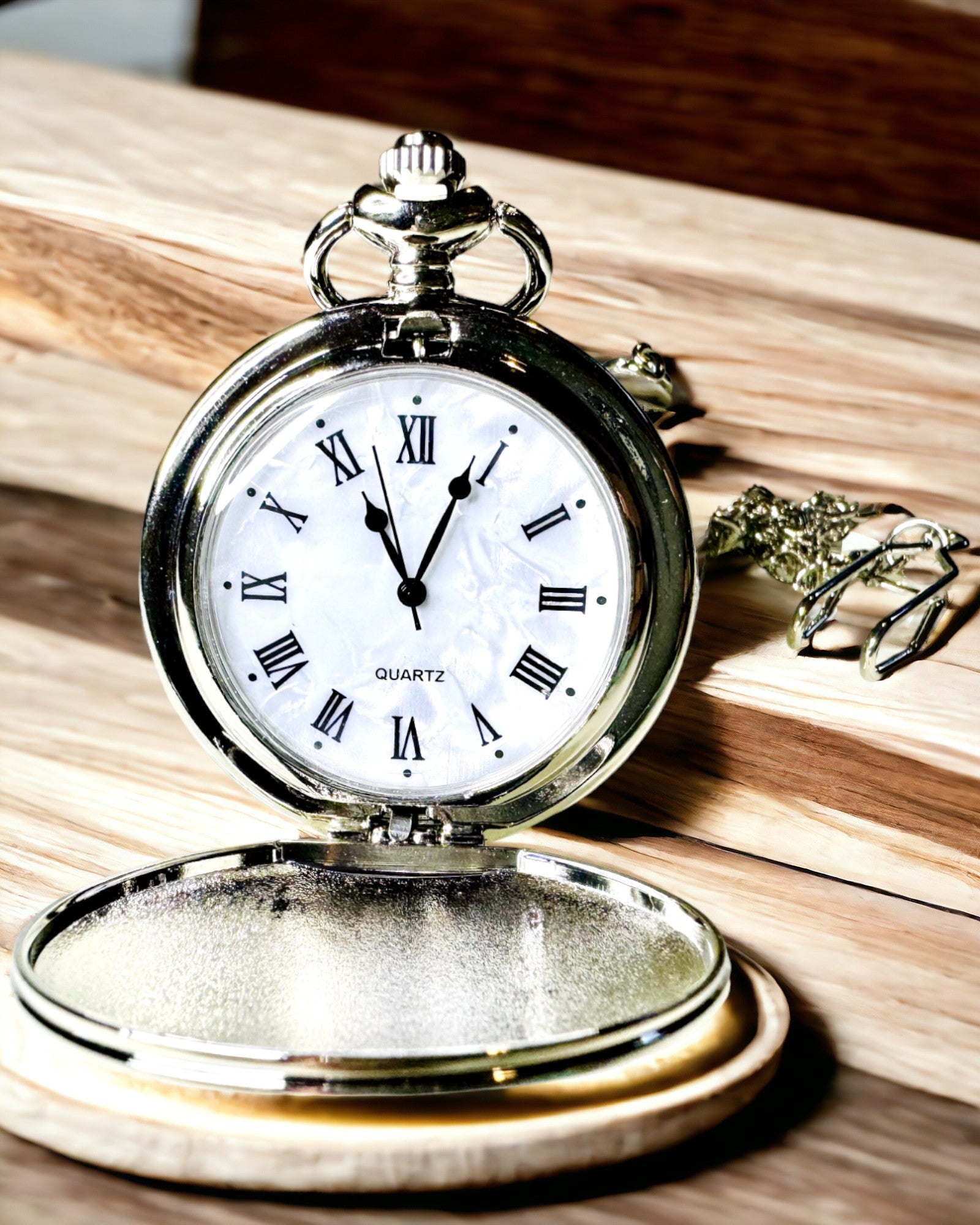 Klasické kapesní hodinky s římskými číslicemi a řetízkem, křemenné, ocelový lesk - stříbrná barva