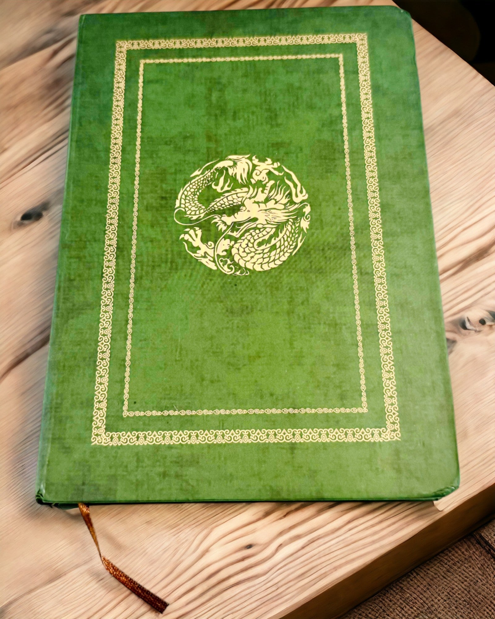 Zelený ozdobný zápisník s motivem draka - Fantasy inspirace, s gravírováním