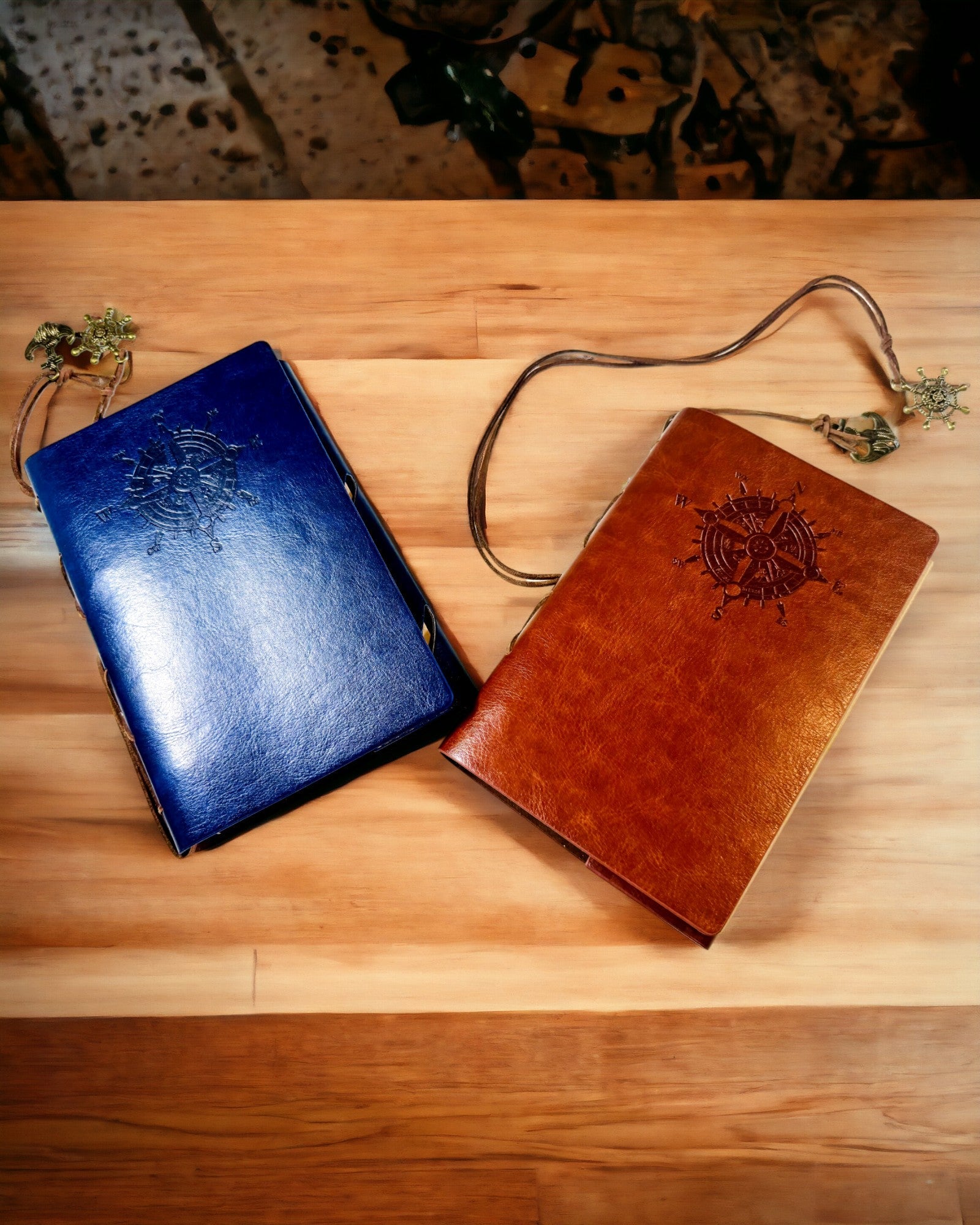 Vintage námořnický zápisník A6 nebo A7 velikost - s motivem kompasu a ložiskovými stránkami - dostupný v různých barevných variantách, možnost gravírování