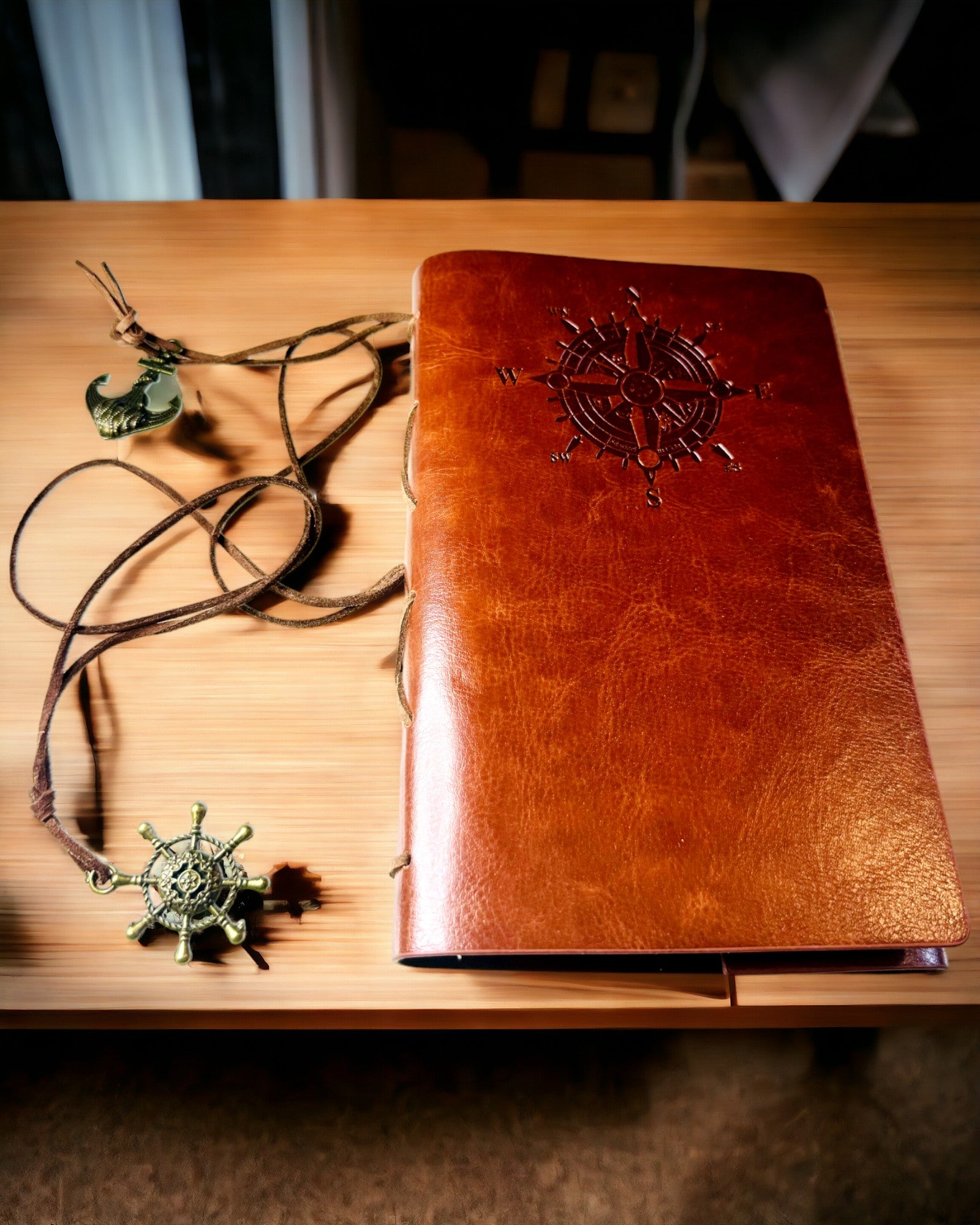 Vintage námořnický zápisník A6 nebo A7 velikost - s motivem kompasu a ložiskovými stránkami - dostupný v různých barevných variantách, možnost gravírování