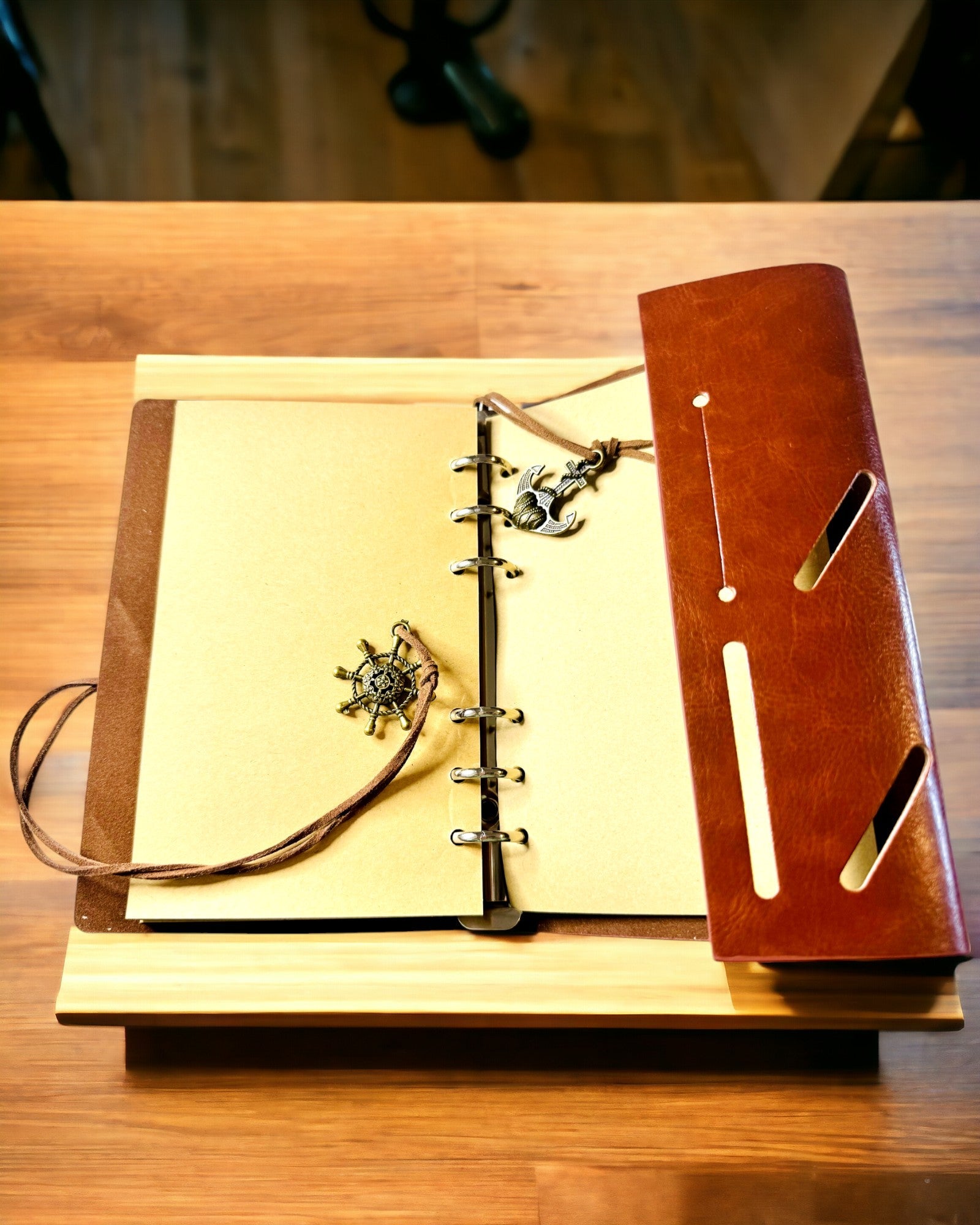 Vintage námořnický zápisník A6 nebo A7 velikost - s motivem kompasu a ložiskovými stránkami - dostupný v různých barevných variantách, možnost gravírování