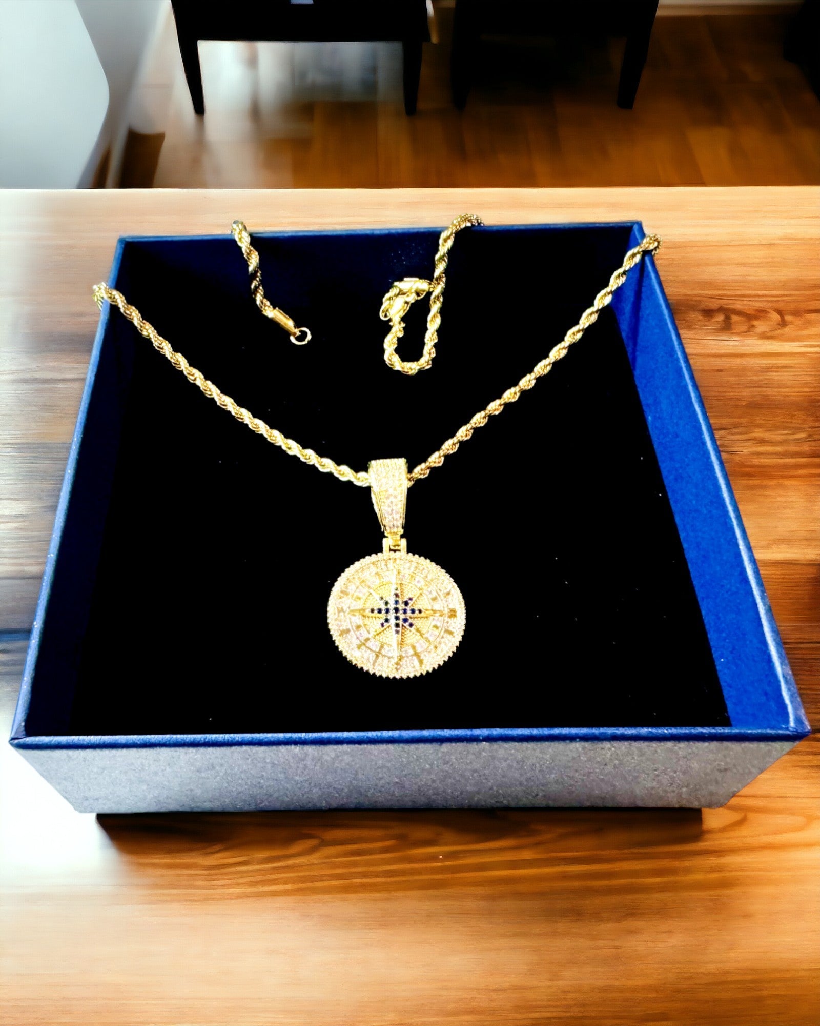 Náhrdelník s přívěskem kompasu ve stylu glamour s kubickými zirkony pro ženy a muže - 2 varianty na výběr, personalizace gravírováním jako dárek