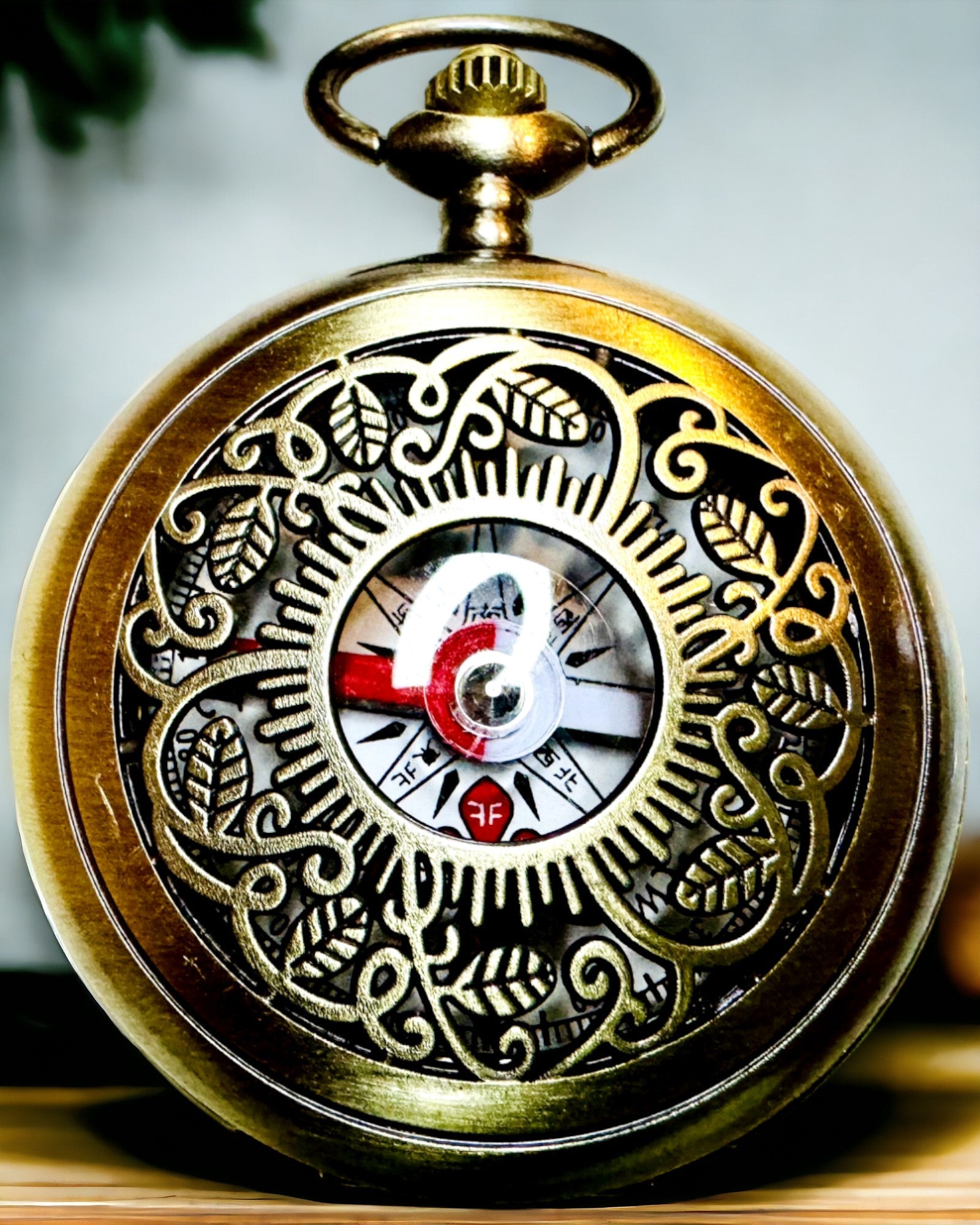 Navigační kompas ve vintage stylu s prolamovaným vzorem – hnědo-zlatá barva