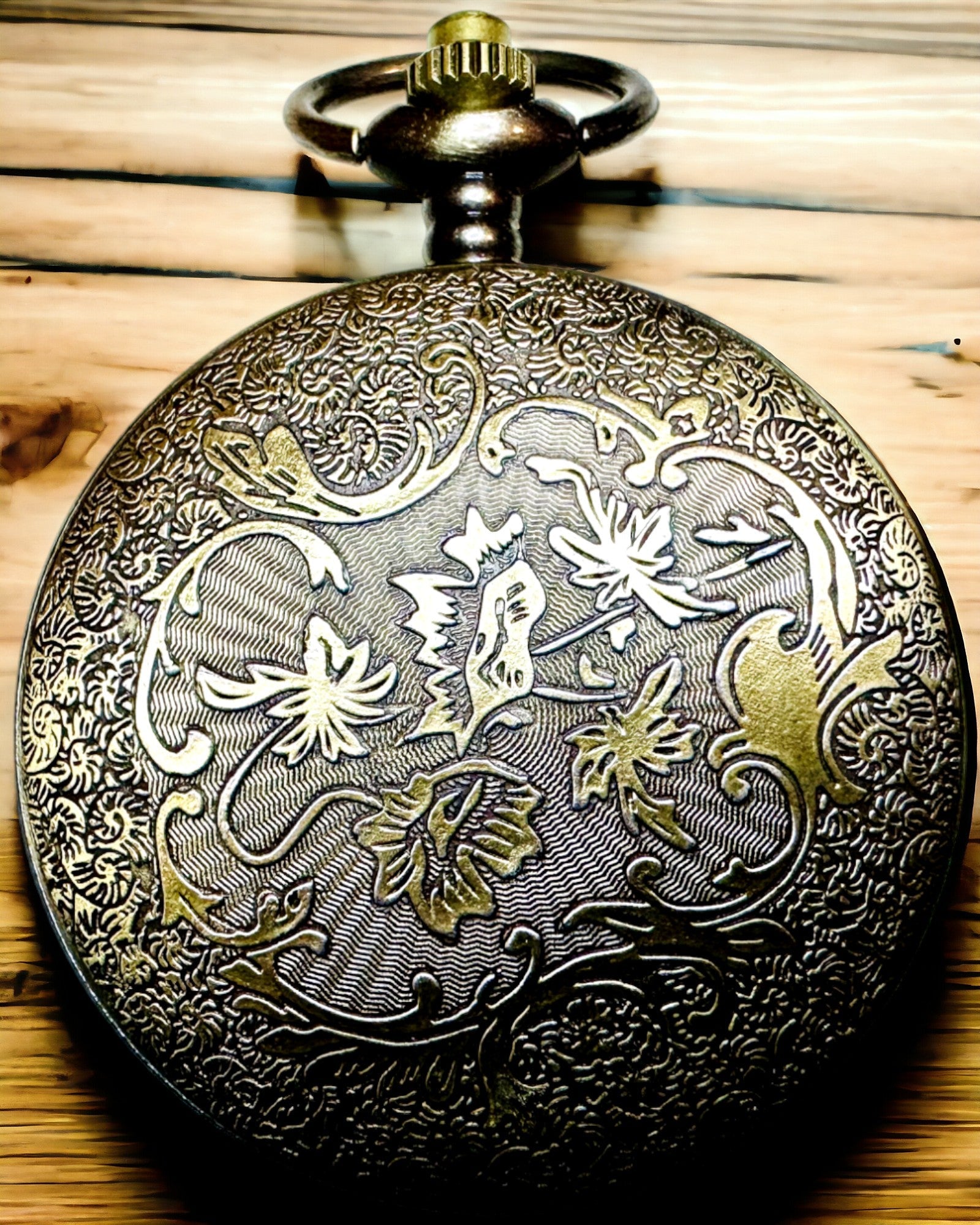 Navigační kompas ve vintage stylu s prolamovaným vzorem – hnědo-zlatá barva