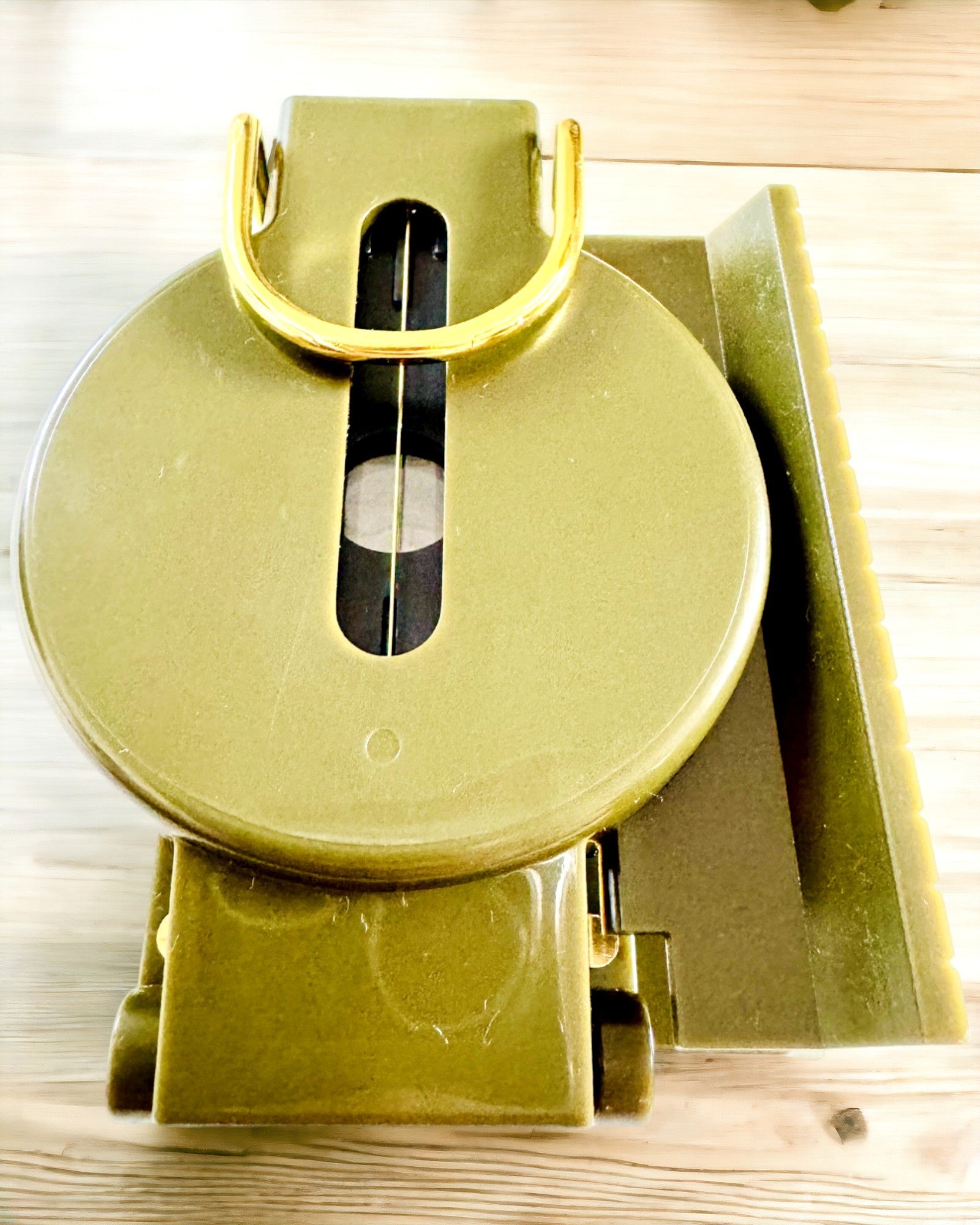 Vodotěsný Kompas Navigační s Vysokou Přesností v Barvě Armádní Zelené – Spolehlivý v Orientaci, možnost gravírování