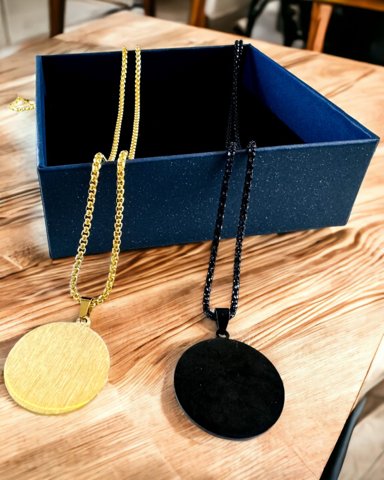 Přívěsek "Urban Elegance" – Kulatá Medaile z Nerezové Oceli ve Dvou Barvách s Možností Personalizace